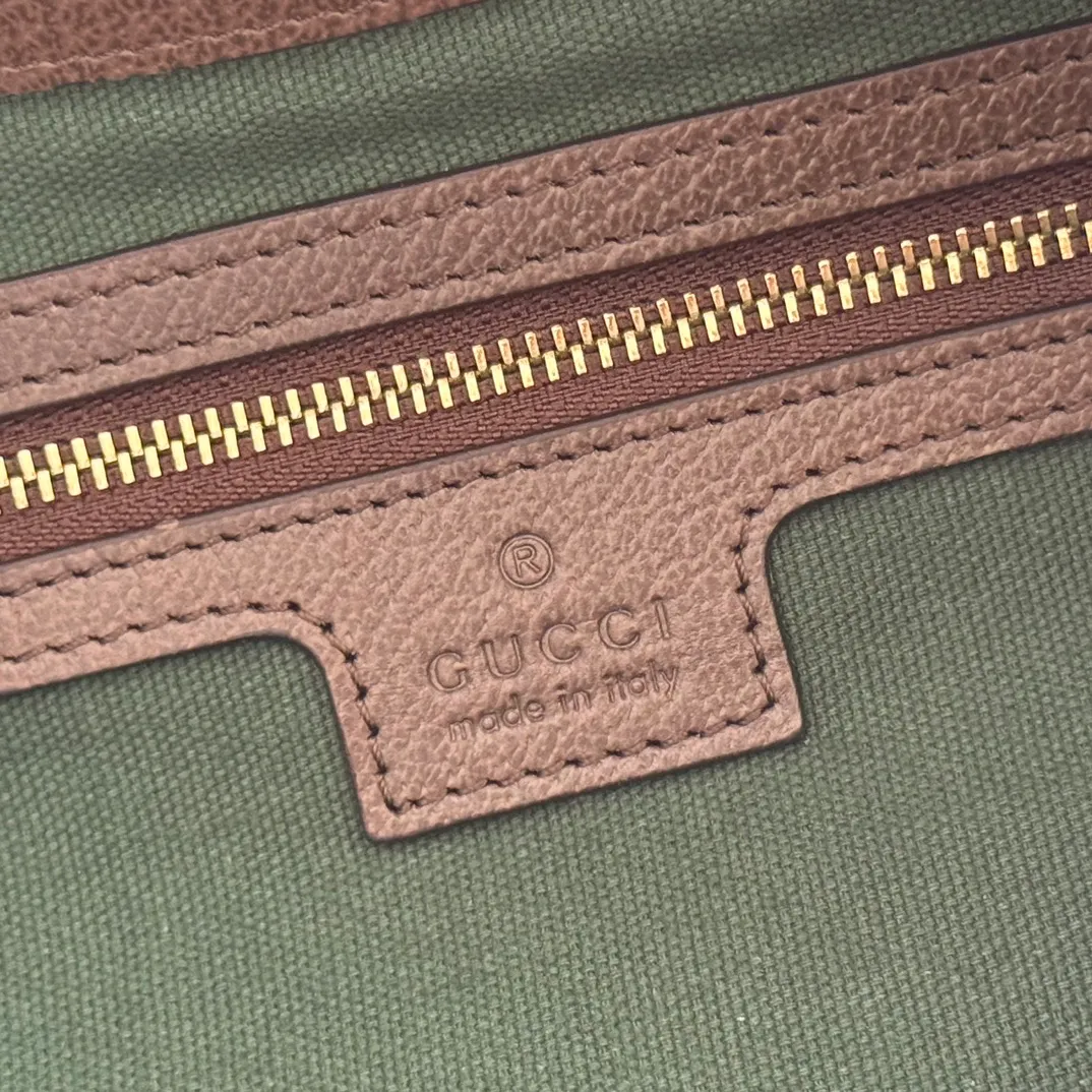 p1240. 💋💋💋 Anti-pattern oil edges [with full set of original counter packaging] 2025 autumn and winter series, Gucci Beatrix series handbags adopt a casual silhouette, and the shoulder straps are decorated with iconic horsebit details to further enhance the fashion sense. Gold-toned accessories add to the sophisticated elegance of the design, and an interior zippered pocket keeps your belongings securely stored. Combining elegance and functionality, it easily accommodates daily essentials. Black soft glossy calfskin. Gold-tone hardware. Black cotton and linen blend lining. Horsebit detail on shoulder strap. Interior: Zip pocket. Shoulder strap: 21 cm high; 85 cm long. Ident: 850926. Dimensions: 35cm (width) x 27.5cm (height) x 11cm (depth) Weight: approx. 0.7kg Colour: Brown Made in Italy