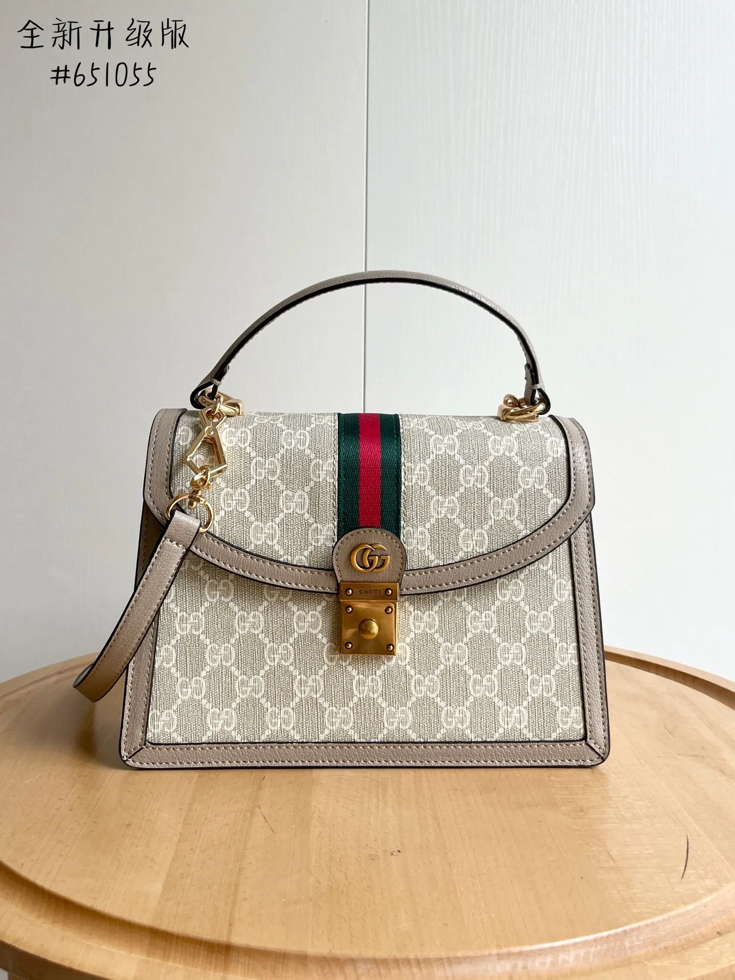 Actual shot #💰340 Style number: 651055 original leather Size: 25*17.5*7cm Gucci💝💝Ophidia series brings amazing new products every season. This handbag is one of the Epilogue series and is equipped with a detachable shoulder strap. The square retro shape combines the brand's classic striped webbing and Double G styling accessories. This accessory is inspired by the Gucci archive belt buckle design in the 1970s. It has become one of the brand's symbols after a modern aesthetic interpretation. The handbag is made of the brand's iconic Double G pattern canvas.