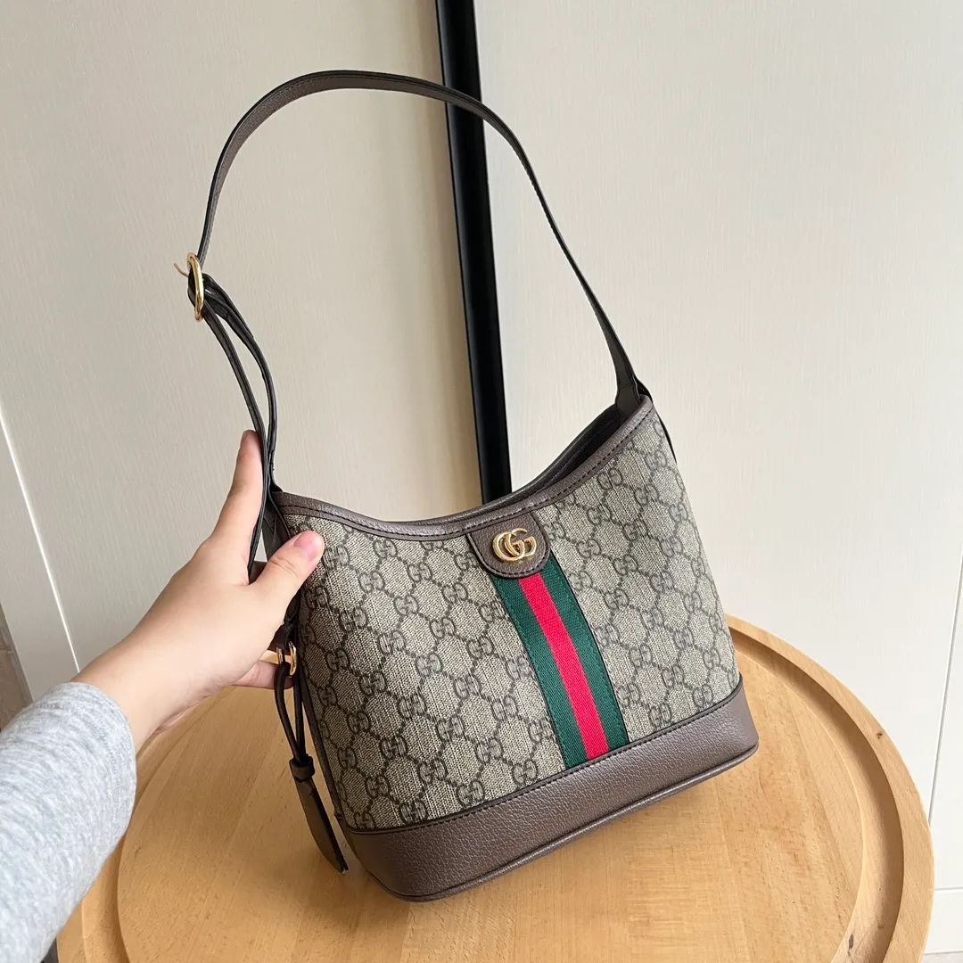 Actual shot #💰280 Model 781402 Size 23/21/12cm Gucci Ophidia hobo underarm bag Today’s aura is given by hobo! ! ! This bag really blends into daily life, casual and fashionable. The bag has a large capacity but is light and compact, which can be very suitable for daily outings. The shoulder straps are longer than ordinary armpit bags and can be adjusted. I fell in love at first sight and can be used fashionably at the same time!
