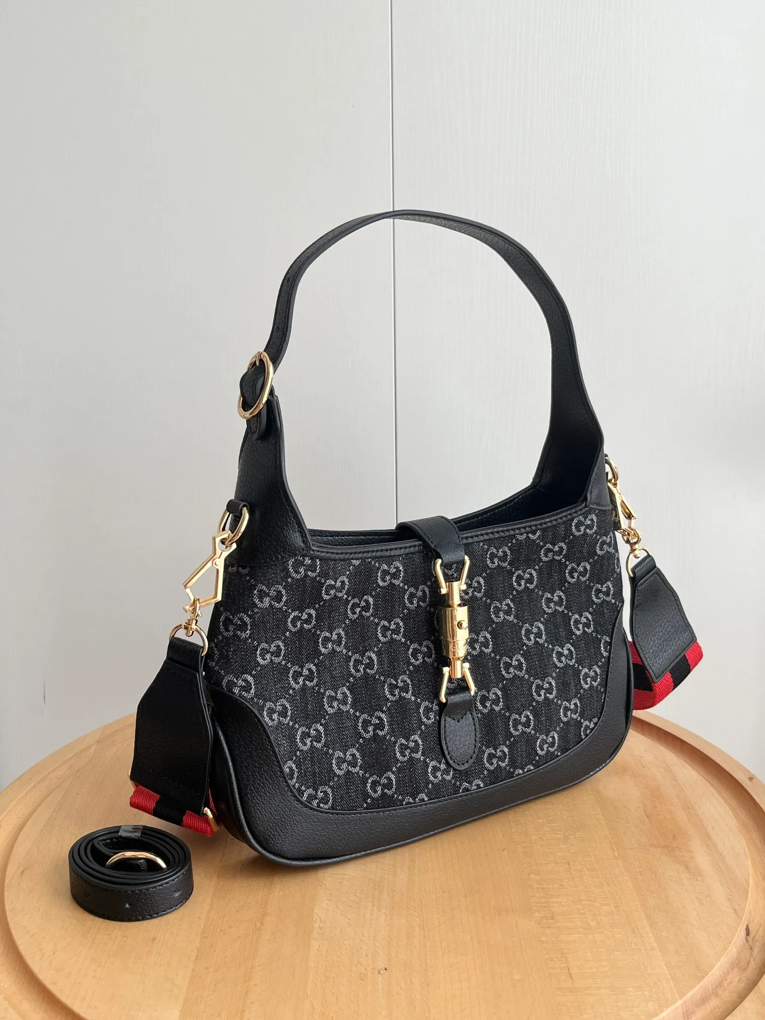 Actual shot #💰340 (double shoulder strap) Model: 678843 Large upgraded version Size: 28x 19x 4.5cm.   💕💕Gucci UN3AG 1294 product details. Gucci's "Aria-Fashion Aria" series uses modern techniques to reinterpret classics. The Jackie 1961 series has launched a new rectangular tote bag with soft texture and flexible structure. The archive design is paired with logo details such as the all-over GG pattern and striped webbing, and exquisite accessories pay tribute to Gucci's heritage. This small bag is trimmed in black leather and features the collection's signature gold-toned push-lock hardware. Black and ivory GG denim jacquard. Black leather trim.