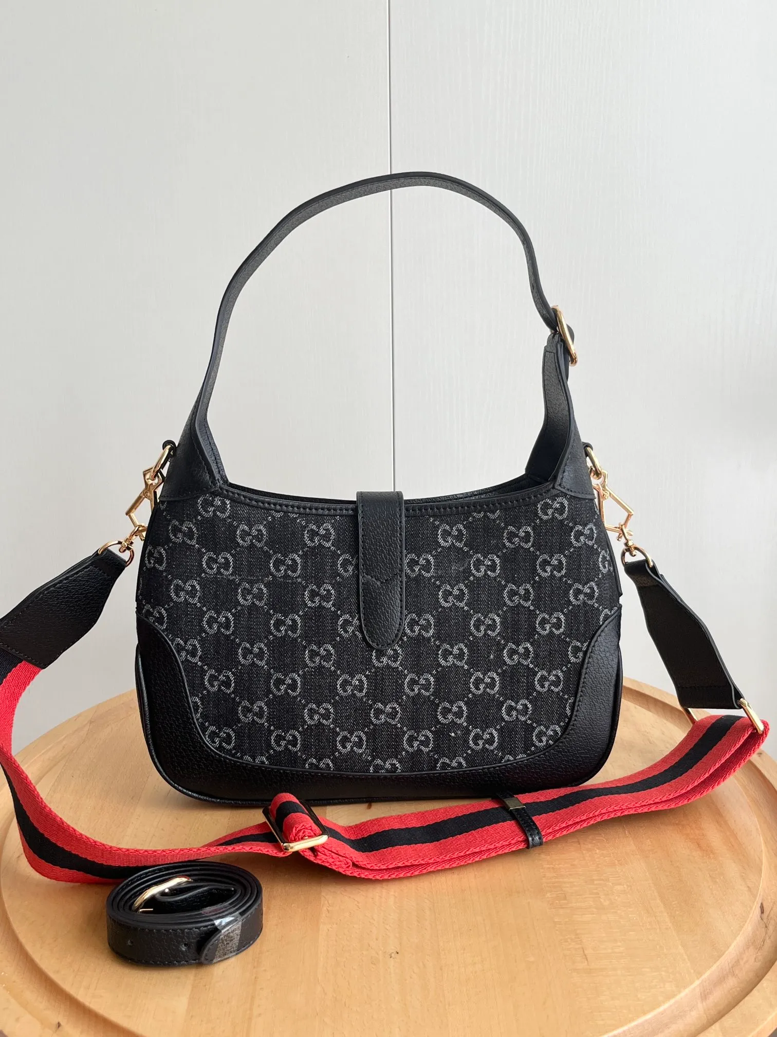Actual shot #💰340 (double shoulder strap) Model: 678843 Large upgraded version Size: 28x 19x 4.5cm.   💕💕Gucci UN3AG 1294 product details. Gucci's "Aria-Fashion Aria" series uses modern techniques to reinterpret classics. The Jackie 1961 series has launched a new rectangular tote bag with soft texture and flexible structure. The archive design is paired with logo details such as the all-over GG pattern and striped webbing, and exquisite accessories pay tribute to Gucci's heritage. This small bag is trimmed in black leather and features the collection's signature gold-toned push-lock hardware. Black and ivory GG denim jacquard. Black leather trim.