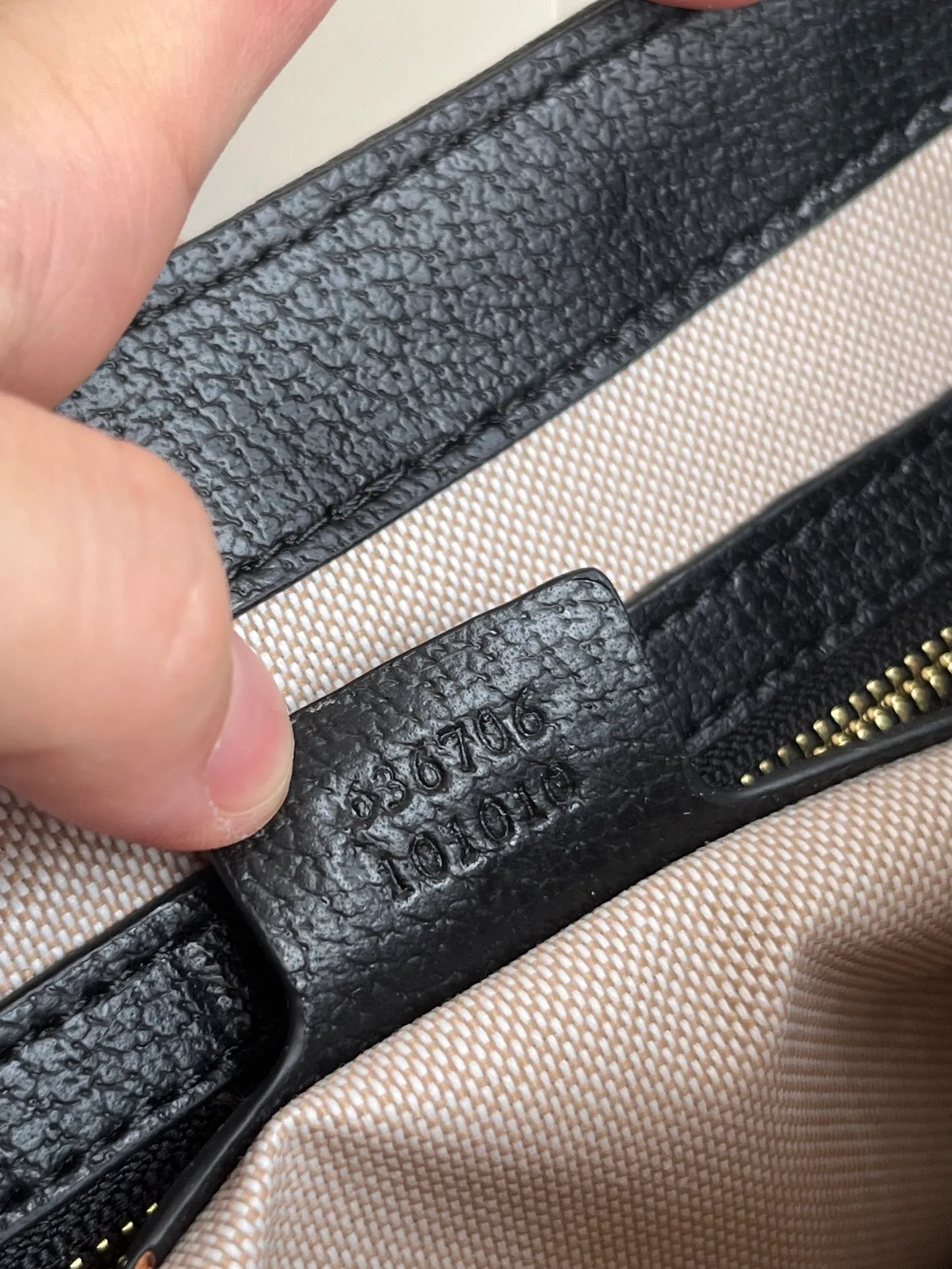 Actual shot #💰340 (double shoulder strap) Model: 678843 Large upgraded version Size: 28x 19x 4.5cm.   💕💕Gucci UN3AG 1294 product details. Gucci's "Aria-Fashion Aria" series uses modern techniques to reinterpret classics. The Jackie 1961 series has launched a new rectangular tote bag with soft texture and flexible structure. The archive design is paired with logo details such as the all-over GG pattern and striped webbing, and exquisite accessories pay tribute to Gucci's heritage. This small bag is trimmed in black leather and features the collection's signature gold-toned push-lock hardware. Black and ivory GG denim jacquard. Black leather trim.
