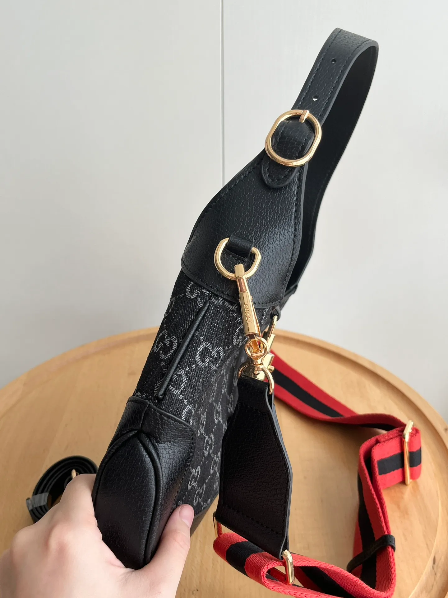 Actual shot #💰340 (double shoulder strap) Model: 678843 Large upgraded version Size: 28x 19x 4.5cm.   💕💕Gucci UN3AG 1294 product details. Gucci's "Aria-Fashion Aria" series uses modern techniques to reinterpret classics. The Jackie 1961 series has launched a new rectangular tote bag with soft texture and flexible structure. The archive design is paired with logo details such as the all-over GG pattern and striped webbing, and exquisite accessories pay tribute to Gucci's heritage. This small bag is trimmed in black leather and features the collection's signature gold-toned push-lock hardware. Black and ivory GG denim jacquard. Black leather trim.