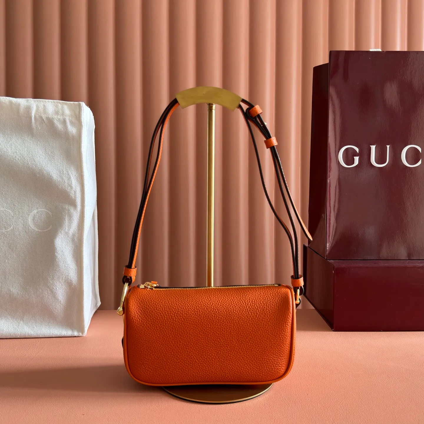 p1060💋💋💋【With full set of original counter packaging】The brand interprets iconic elements from a contemporary perspective and re-presents the Gucci half-horse bit design. It uses soft cow leather that fits the body shape to inject new style into classic accessories. This mini bag is crafted from soft grained leather and features a half horsebit detail on the side. Green grained soft leather. Light gold tone hardware. Tonal cotton and linen blend lining. Half horsebit buckle. Calf leather shoulder strap (23cm high). Zip closure. Ident.: 860784. Dimensions: 19cm (W) x 19.5cm (H) x 9cm (D) Weight: Approx. 272g Color: Orange/Full Leather.
