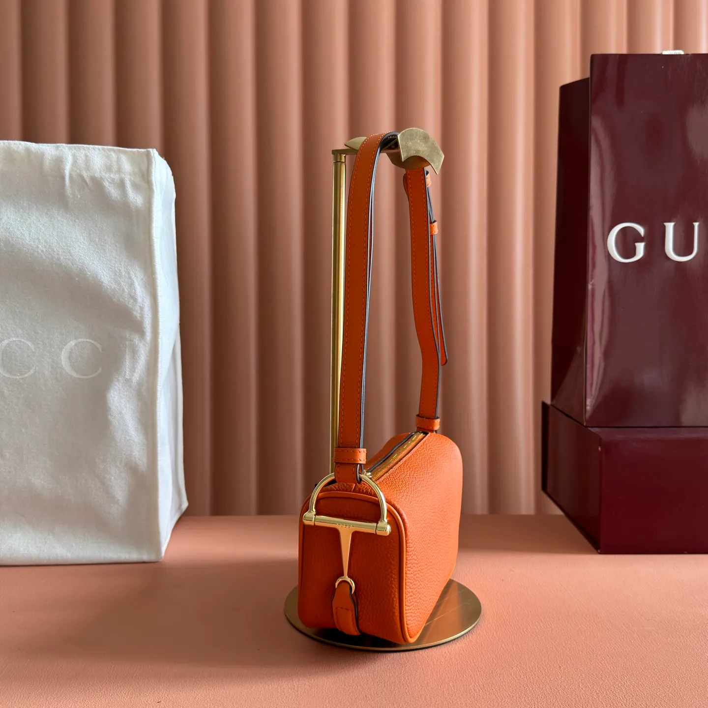p1060💋💋💋【With full set of original counter packaging】The brand interprets iconic elements from a contemporary perspective and re-presents the Gucci half-horse bit design. It uses soft cow leather that fits the body shape to inject new style into classic accessories. This mini bag is crafted from soft grained leather and features a half horsebit detail on the side. Green grained soft leather. Light gold tone hardware. Tonal cotton and linen blend lining. Half horsebit buckle. Calf leather shoulder strap (23cm high). Zip closure. Ident.: 860784. Dimensions: 19cm (W) x 19.5cm (H) x 9cm (D) Weight: Approx. 272g Color: Orange/Full Leather.