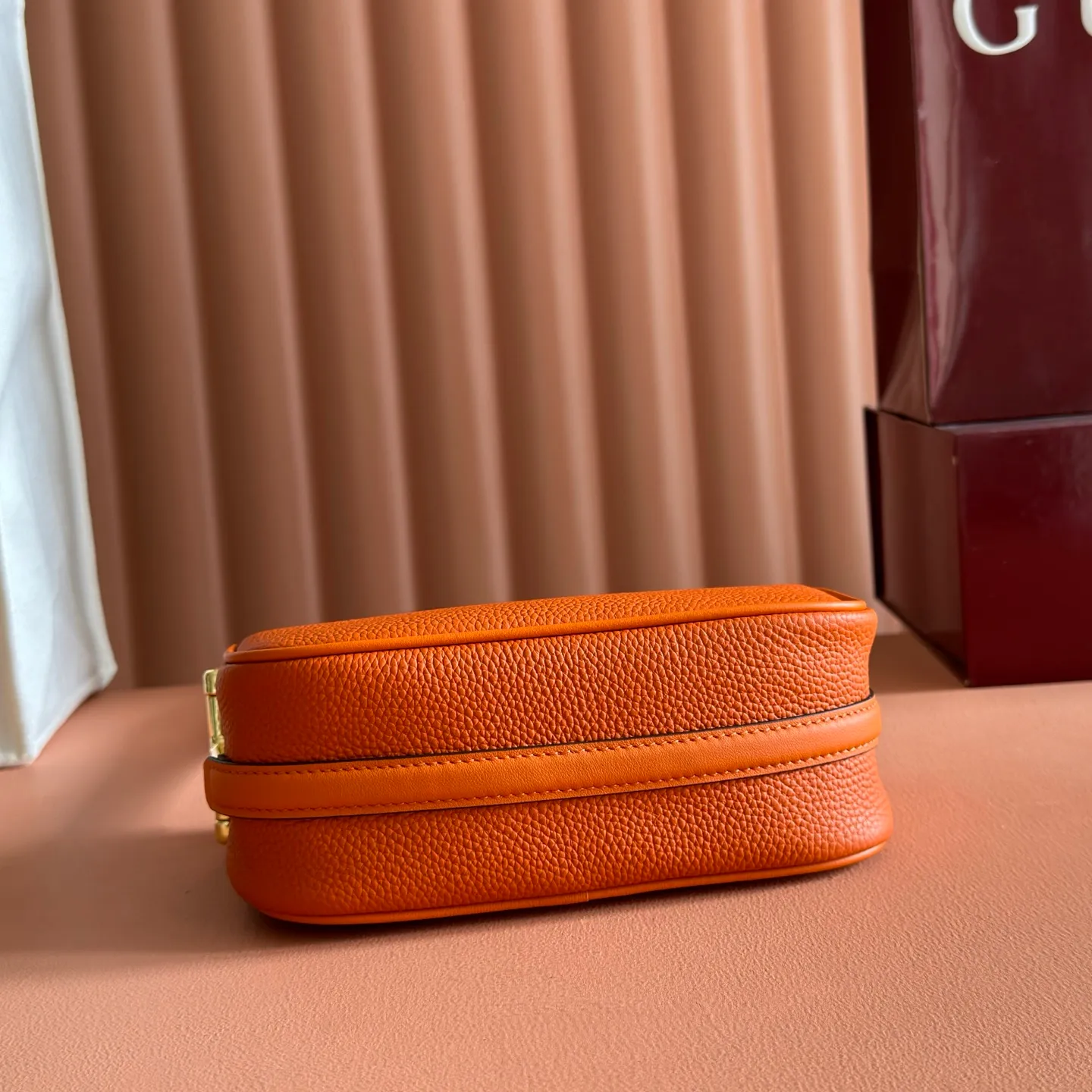 p1060💋💋💋【With full set of original counter packaging】The brand interprets iconic elements from a contemporary perspective and re-presents the Gucci half-horse bit design. It uses soft cow leather that fits the body shape to inject new style into classic accessories. This mini bag is crafted from soft grained leather and features a half horsebit detail on the side. Green grained soft leather. Light gold tone hardware. Tonal cotton and linen blend lining. Half horsebit buckle. Calf leather shoulder strap (23cm high). Zip closure. Ident.: 860784. Dimensions: 19cm (W) x 19.5cm (H) x 9cm (D) Weight: Approx. 272g Color: Orange/Full Leather.
