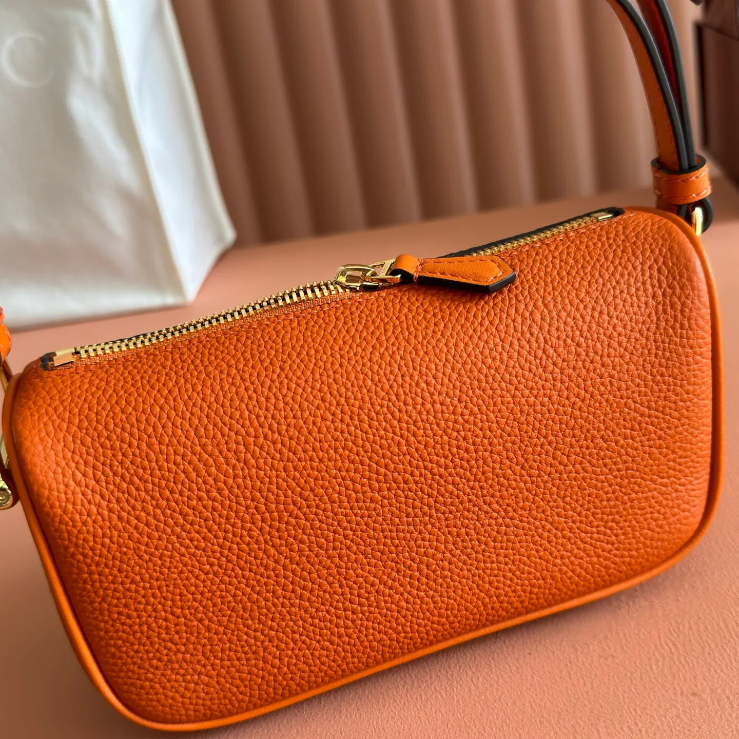 p1060💋💋💋【With full set of original counter packaging】The brand interprets iconic elements from a contemporary perspective and re-presents the Gucci half-horse bit design. It uses soft cow leather that fits the body shape to inject new style into classic accessories. This mini bag is crafted from soft grained leather and features a half horsebit detail on the side. Green grained soft leather. Light gold tone hardware. Tonal cotton and linen blend lining. Half horsebit buckle. Calf leather shoulder strap (23cm high). Zip closure. Ident.: 860784. Dimensions: 19cm (W) x 19.5cm (H) x 9cm (D) Weight: Approx. 272g Color: Orange/Full Leather.