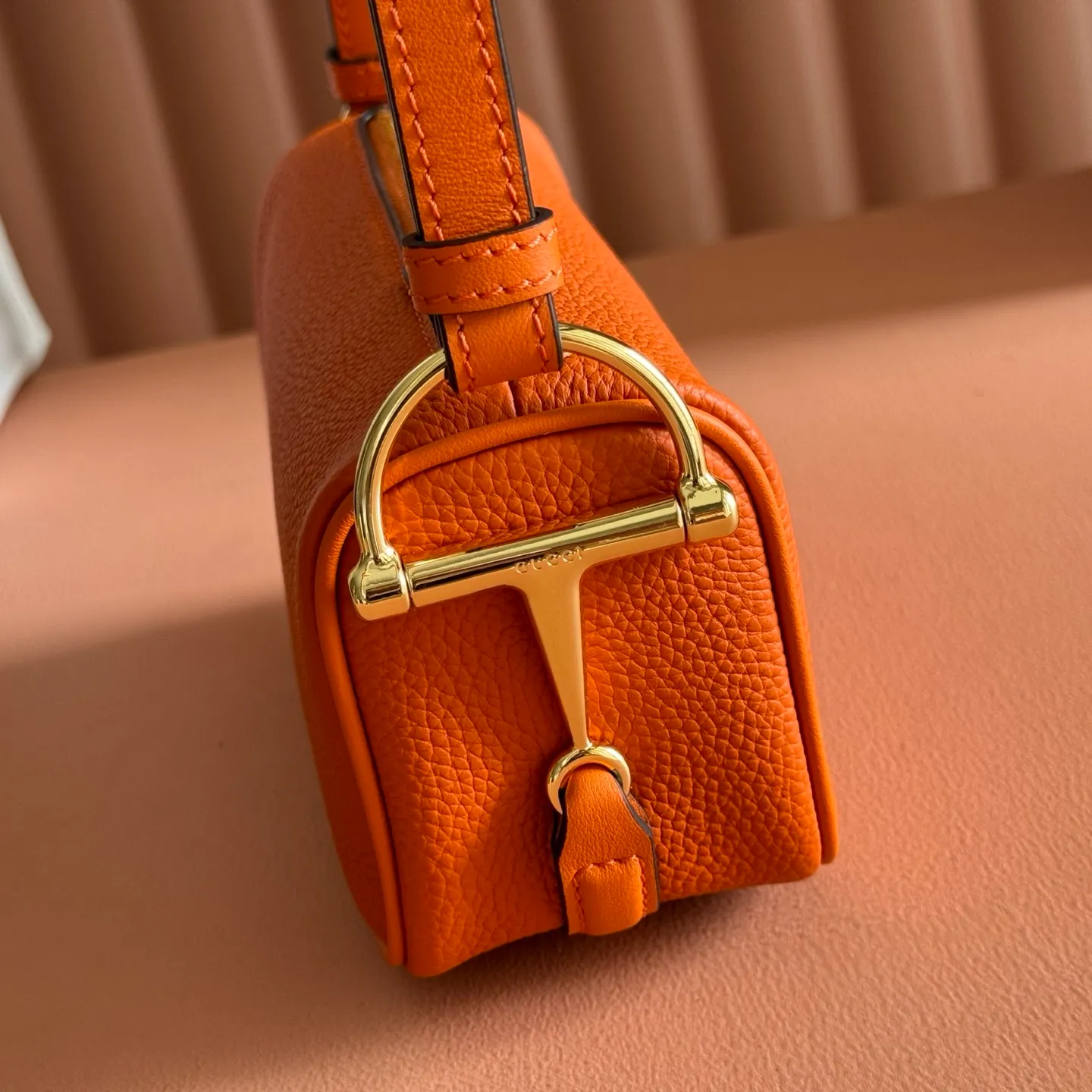 p1060💋💋💋【With full set of original counter packaging】The brand interprets iconic elements from a contemporary perspective and re-presents the Gucci half-horse bit design. It uses soft cow leather that fits the body shape to inject new style into classic accessories. This mini bag is crafted from soft grained leather and features a half horsebit detail on the side. Green grained soft leather. Light gold tone hardware. Tonal cotton and linen blend lining. Half horsebit buckle. Calf leather shoulder strap (23cm high). Zip closure. Ident.: 860784. Dimensions: 19cm (W) x 19.5cm (H) x 9cm (D) Weight: Approx. 272g Color: Orange/Full Leather.