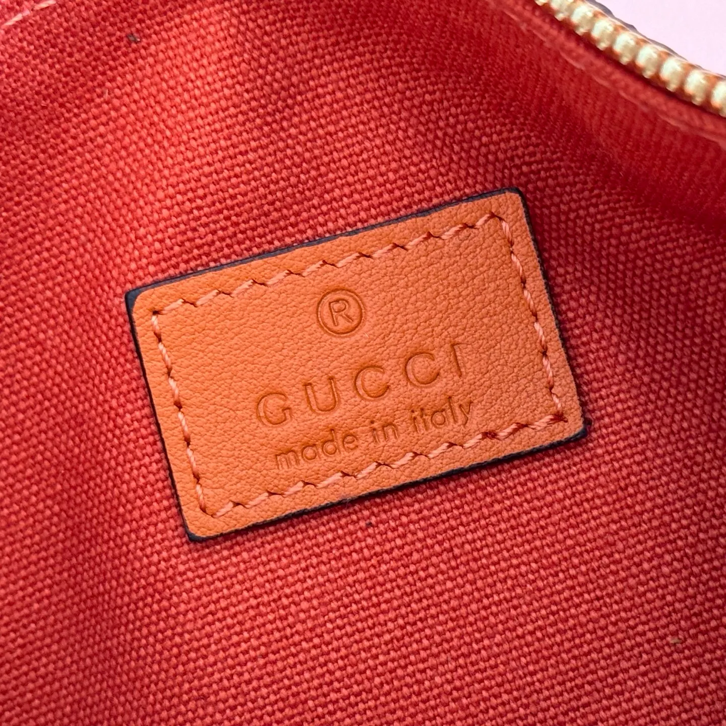p1060💋💋💋【With full set of original counter packaging】The brand interprets iconic elements from a contemporary perspective and re-presents the Gucci half-horse bit design. It uses soft cow leather that fits the body shape to inject new style into classic accessories. This mini bag is crafted from soft grained leather and features a half horsebit detail on the side. Green grained soft leather. Light gold tone hardware. Tonal cotton and linen blend lining. Half horsebit buckle. Calf leather shoulder strap (23cm high). Zip closure. Ident.: 860784. Dimensions: 19cm (W) x 19.5cm (H) x 9cm (D) Weight: Approx. 272g Color: Orange/Full Leather.