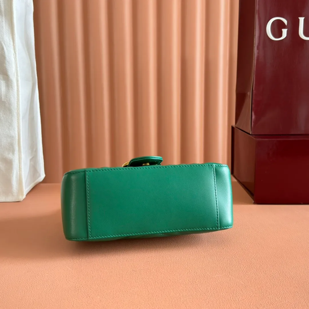 p1280. 📣📣📣【Original leather accessories🌈Full set of counter packaging】🔥🔥 ‼ ‼ "Marmont Italian Original Leather"‼ ‼ Have you picked up the addictive Gucci bags? The elegant and exquisite design of the GG Marmont series has captured the hearts of many girls! At the same time, it is also a must-have versatile item for global experts! Super awesome! Model: 547260. Size: 21*15.5*8. Color: green