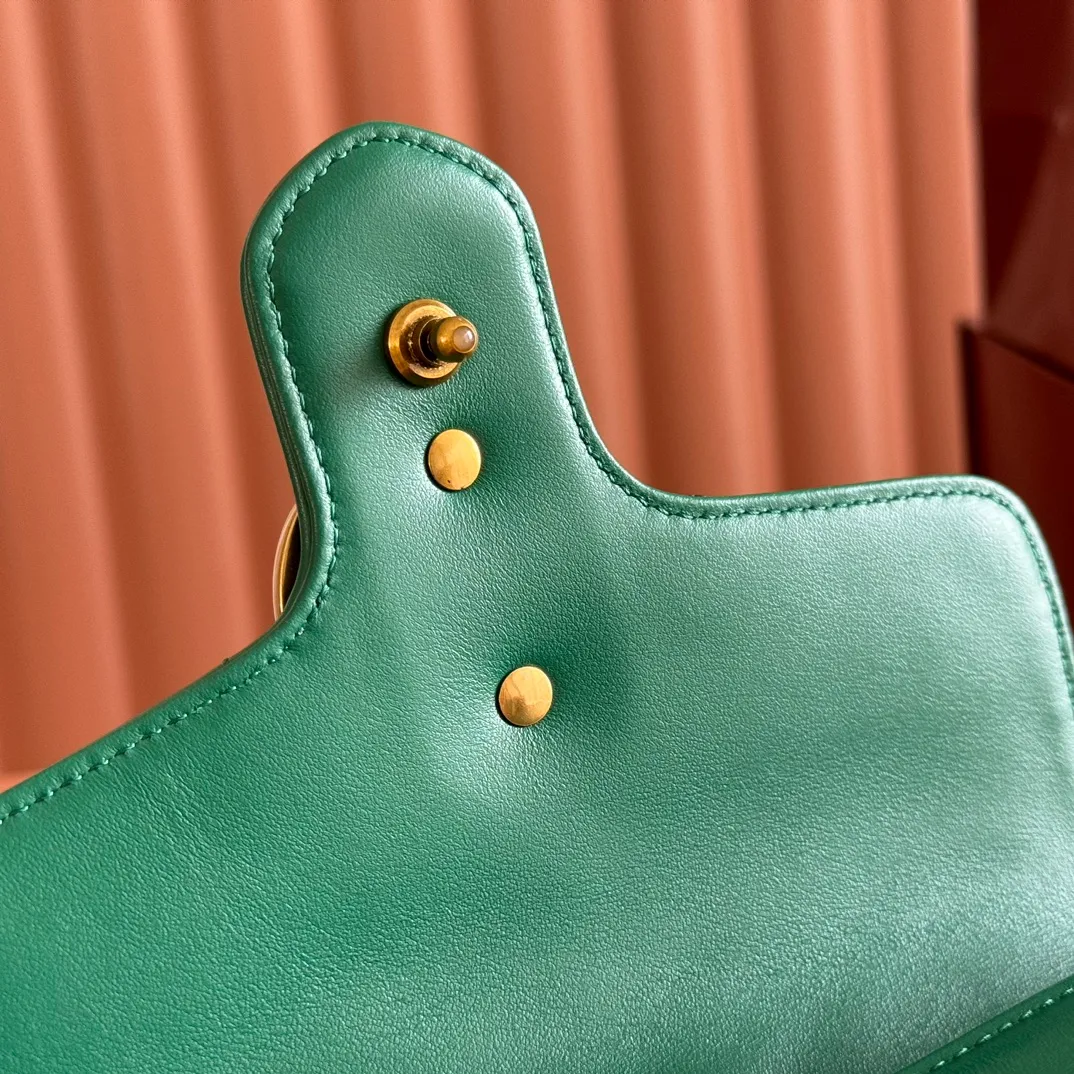 p1280. 📣📣📣【Original leather accessories🌈Full set of counter packaging】🔥🔥 ‼ ‼ "Marmont Italian Original Leather"‼ ‼ Have you picked up the addictive Gucci bags? The elegant and exquisite design of the GG Marmont series has captured the hearts of many girls! At the same time, it is also a must-have versatile item for global experts! Super awesome! Model: 547260. Size: 21*15.5*8. Color: green