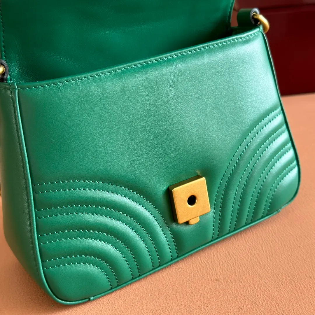 p1280. 📣📣📣【Original leather accessories🌈Full set of counter packaging】🔥🔥 ‼ ‼ "Marmont Italian Original Leather"‼ ‼ Have you picked up the addictive Gucci bags? The elegant and exquisite design of the GG Marmont series has captured the hearts of many girls! At the same time, it is also a must-have versatile item for global experts! Super awesome! Model: 547260. Size: 21*15.5*8. Color: green