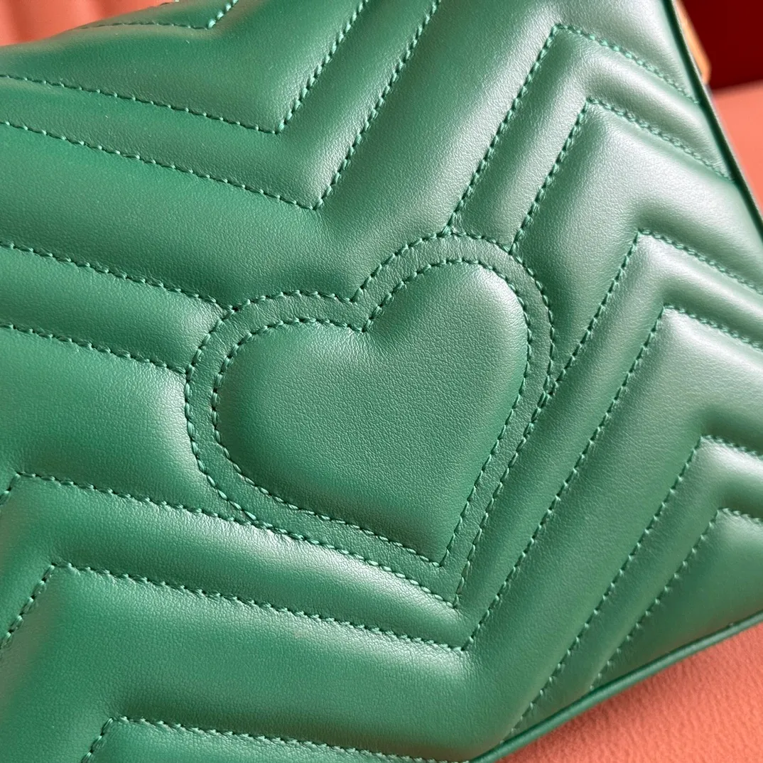 p1280. 📣📣📣【Original leather accessories🌈Full set of counter packaging】🔥🔥 ‼ ‼ "Marmont Italian Original Leather"‼ ‼ Have you picked up the addictive Gucci bags? The elegant and exquisite design of the GG Marmont series has captured the hearts of many girls! At the same time, it is also a must-have versatile item for global experts! Super awesome! Model: 547260. Size: 21*15.5*8. Color: green
