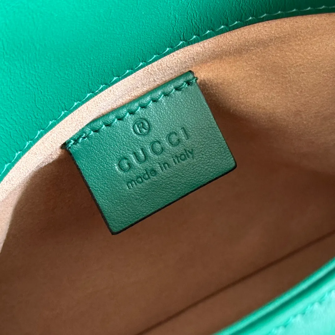 p1280. 📣📣📣【Original leather accessories🌈Full set of counter packaging】🔥🔥 ‼ ‼ "Marmont Italian Original Leather"‼ ‼ Have you picked up the addictive Gucci bags? The elegant and exquisite design of the GG Marmont series has captured the hearts of many girls! At the same time, it is also a must-have versatile item for global experts! Super awesome! Model: 547260. Size: 21*15.5*8. Color: green