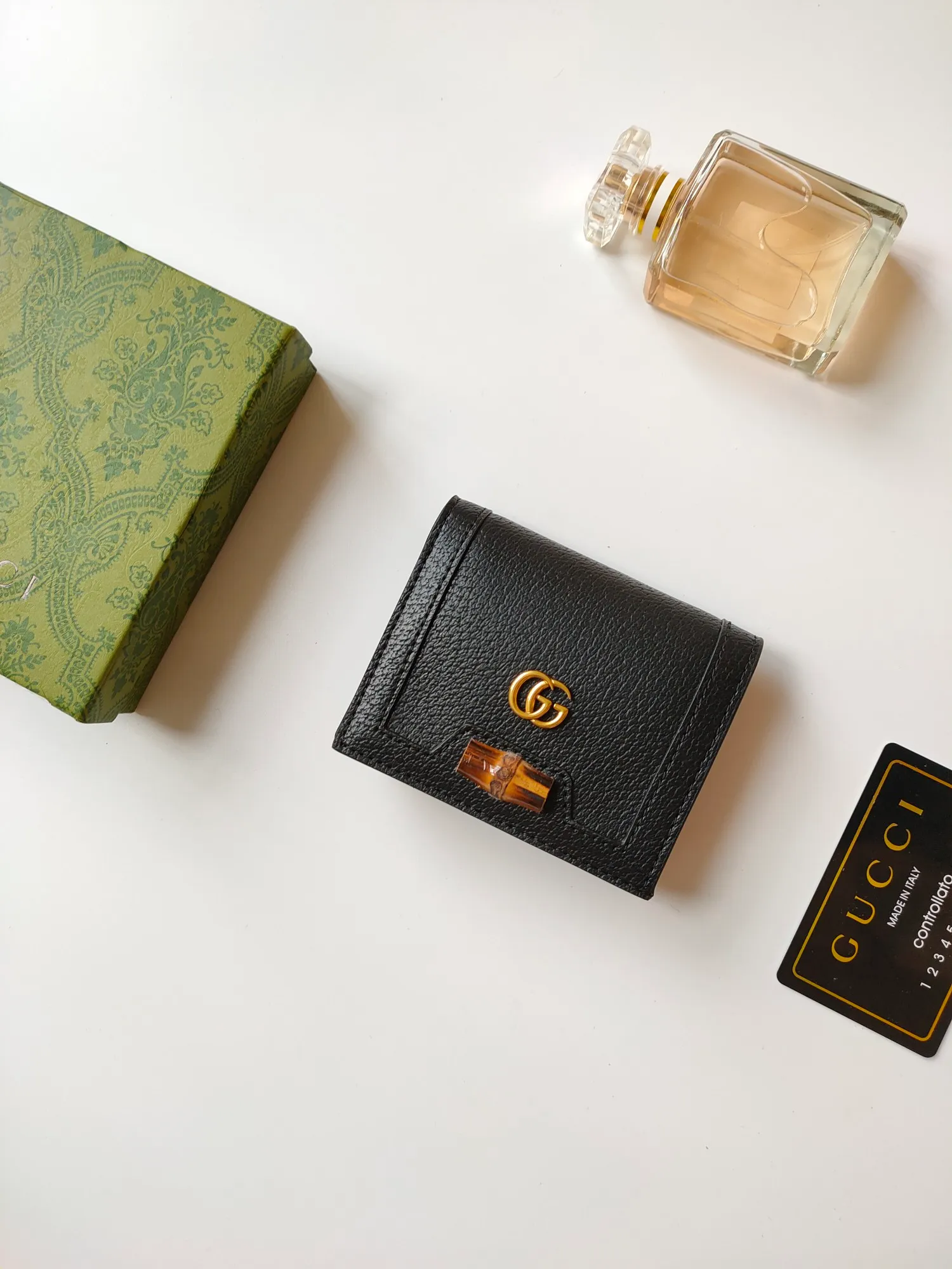 💰140💰Card holder~The wallet adopts a unique bamboo lock design, which highlights the design beauty of 𝗚𝘂𝗰𝗰𝗶, and is made of original factory calfskin! Size: 11x9x3.5cm Model: 658244