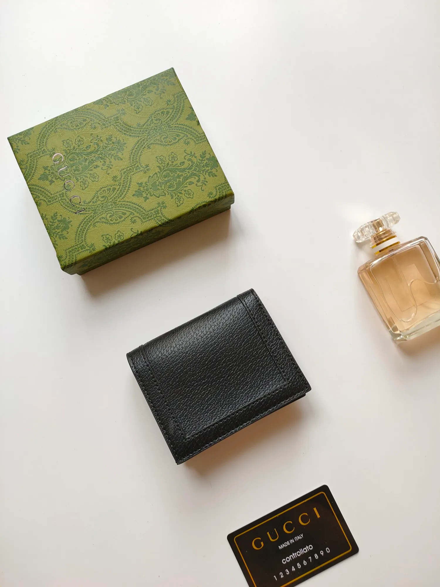 💰140💰Card holder~The wallet adopts a unique bamboo lock design, which highlights the design beauty of 𝗚𝘂𝗰𝗰𝗶, and is made of original factory calfskin! Size: 11x9x3.5cm Model: 658244