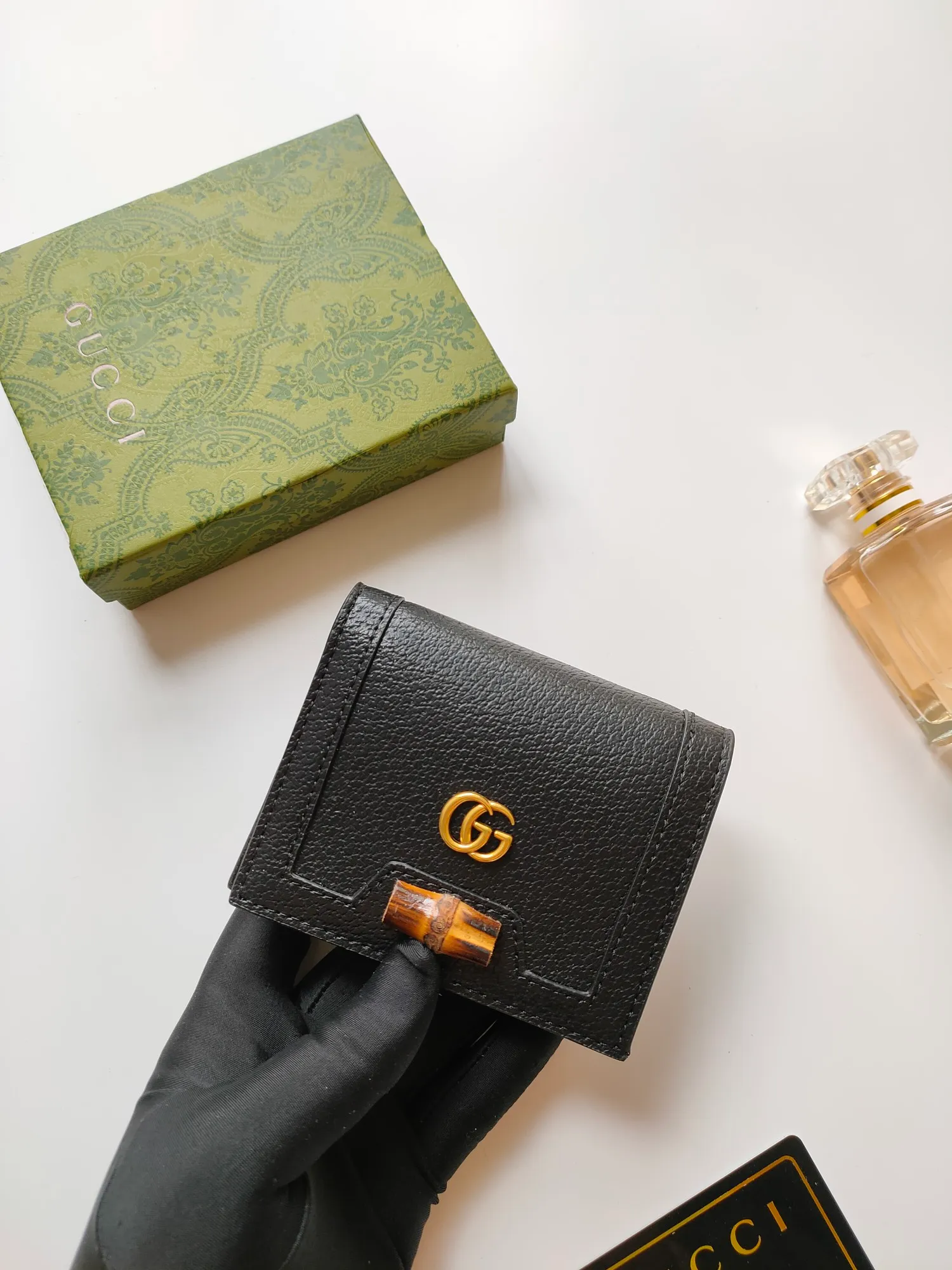 💰140💰Card holder~The wallet adopts a unique bamboo lock design, which highlights the design beauty of 𝗚𝘂𝗰𝗰𝗶, and is made of original factory calfskin! Size: 11x9x3.5cm Model: 658244