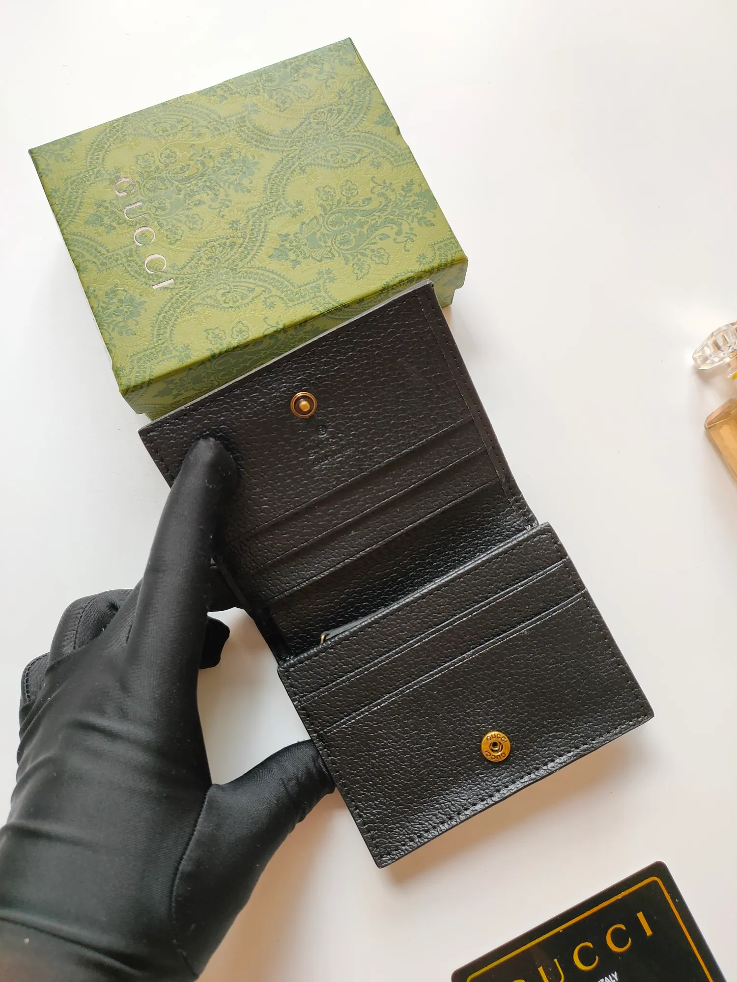 💰140💰Card holder~The wallet adopts a unique bamboo lock design, which highlights the design beauty of 𝗚𝘂𝗰𝗰𝗶, and is made of original factory calfskin! Size: 11x9x3.5cm Model: 658244