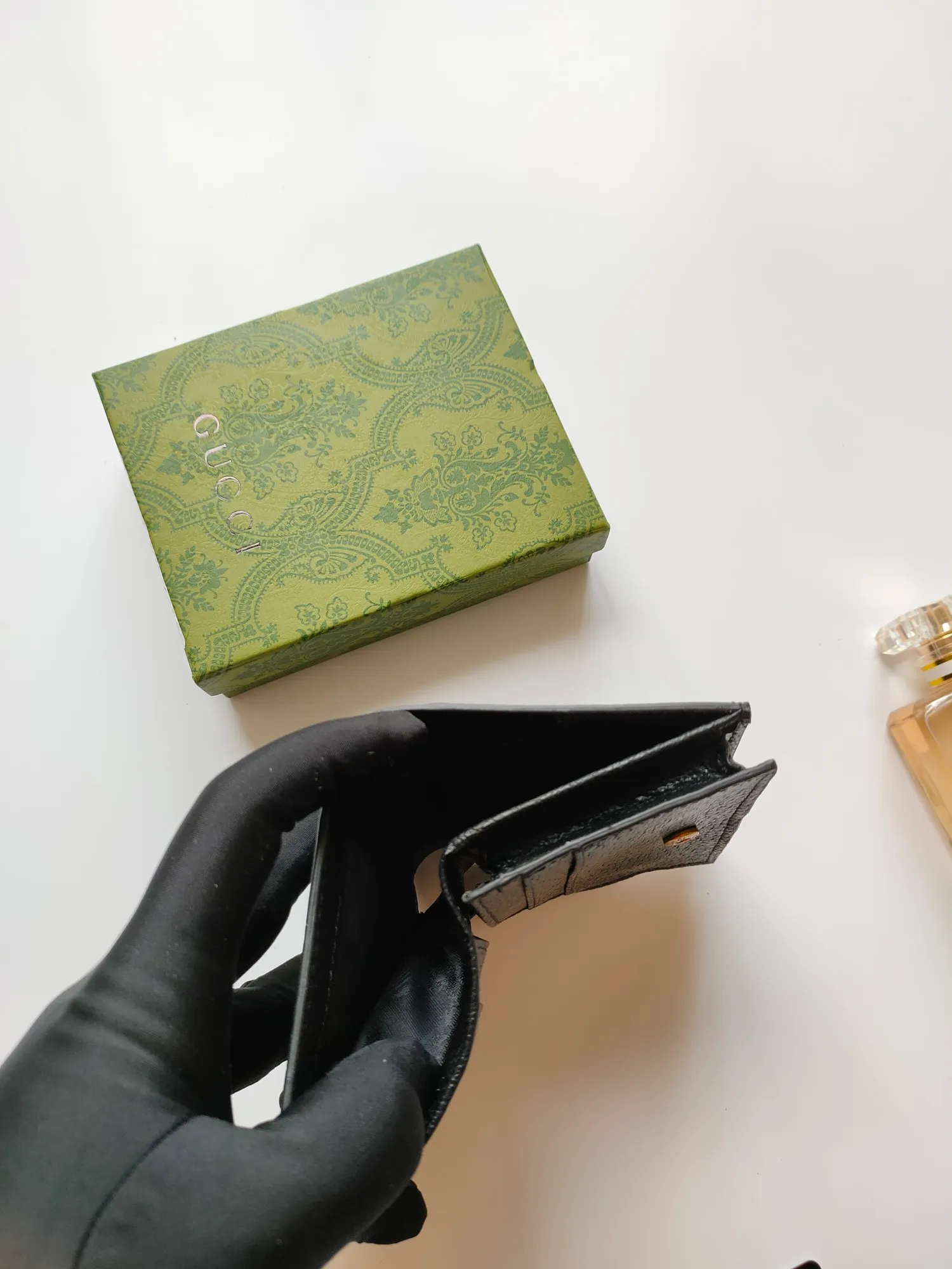 💰140💰Card holder~The wallet adopts a unique bamboo lock design, which highlights the design beauty of 𝗚𝘂𝗰𝗰𝗶, and is made of original factory calfskin! Size: 11x9x3.5cm Model: 658244