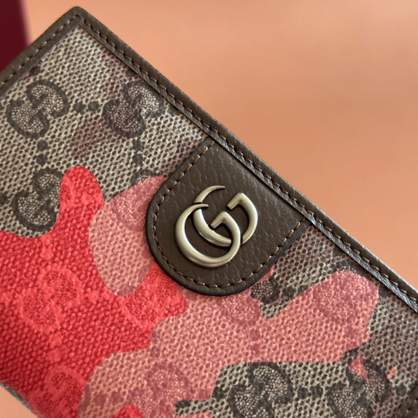 p380. 💋💋💋【With full set of original counter packaging】Vivid camouflage combined with unique color matching, a new interpretation of the classic GG pattern. This long card holder is crafted from coated fabric with a marbled GG monogram pattern and features Double G details. Green and yellow camouflage marbled GG coated fabric Brown leather trim Palladium-toned hardware Brown taffeta lining Double G Web detail Interior: 8 card compartments, 2 bill compartments Model: 834691. Dimensions when closed: 7.5cm (width) x 12cm (h); dimensions when open: 15cm (width) x 12cm (h) Weight: approx. 85g Color: red camouflage/pvc. Made in Italy