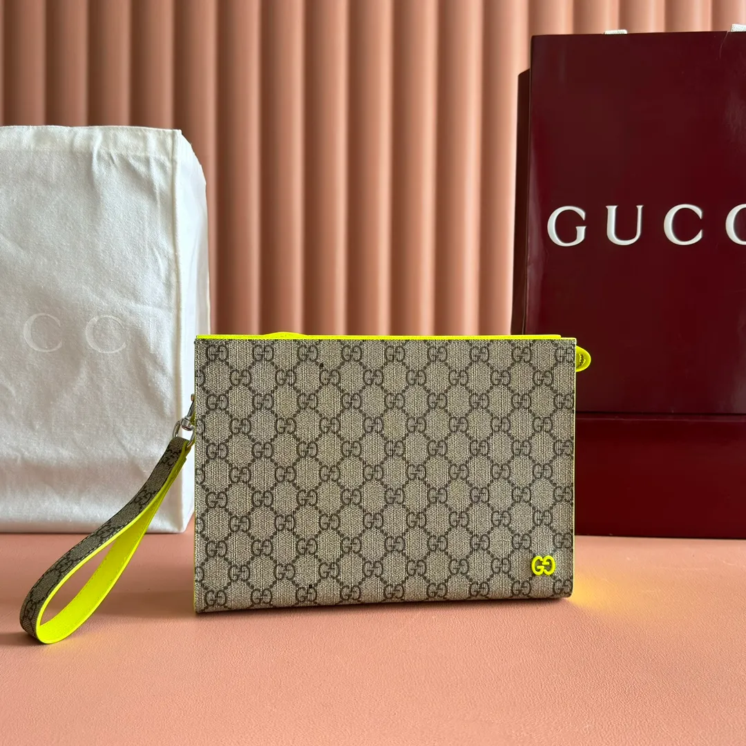 p720🔥🔥🔥【With full set of original green box packaging】Clutch bag with GG details. As the brand's iconic material, GG Supreme canvas has become the main fabric in Gucci's design universe. In the new series, it is reinterpreted through the Gucci aesthetic perspective. This clutch features an all-over monogram pattern. GG accessories add branding charm to the piece. Beige and ebony GG Supreme canvas, red leather trim, brass hardware with red ceramic effect finish, cotton and linen moire fabric lining, GG detail, interior: six card compartments, detachable wrist strap, zip closure. Model: 768255. Dimensions: 18 (length) x 26 (width) x 6cm (thickness) Color: Fluorescent Made in Italy Weight: approx. 0.387 kg
