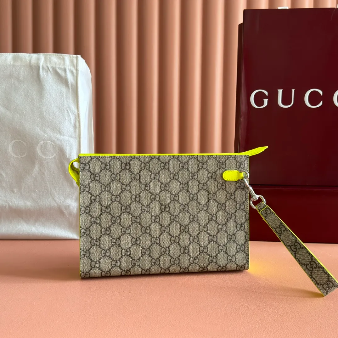 p720🔥🔥🔥【With full set of original green box packaging】Clutch bag with GG details. As the brand's iconic material, GG Supreme canvas has become the main fabric in Gucci's design universe. In the new series, it is reinterpreted through the Gucci aesthetic perspective. This clutch features an all-over monogram pattern. GG accessories add branding charm to the piece. Beige and ebony GG Supreme canvas, red leather trim, brass hardware with red ceramic effect finish, cotton and linen moire fabric lining, GG detail, interior: six card compartments, detachable wrist strap, zip closure. Model: 768255. Dimensions: 18 (length) x 26 (width) x 6cm (thickness) Color: Fluorescent Made in Italy Weight: approx. 0.387 kg