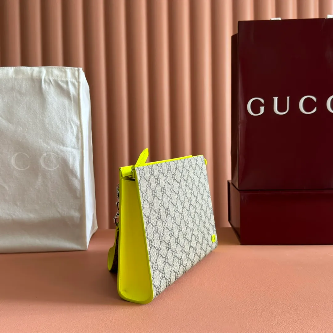 p720🔥🔥🔥【With full set of original green box packaging】Clutch bag with GG details. As the brand's iconic material, GG Supreme canvas has become the main fabric in Gucci's design universe. In the new series, it is reinterpreted through the Gucci aesthetic perspective. This clutch features an all-over monogram pattern. GG accessories add branding charm to the piece. Beige and ebony GG Supreme canvas, red leather trim, brass hardware with red ceramic effect finish, cotton and linen moire fabric lining, GG detail, interior: six card compartments, detachable wrist strap, zip closure. Model: 768255. Dimensions: 18 (length) x 26 (width) x 6cm (thickness) Color: Fluorescent Made in Italy Weight: approx. 0.387 kg