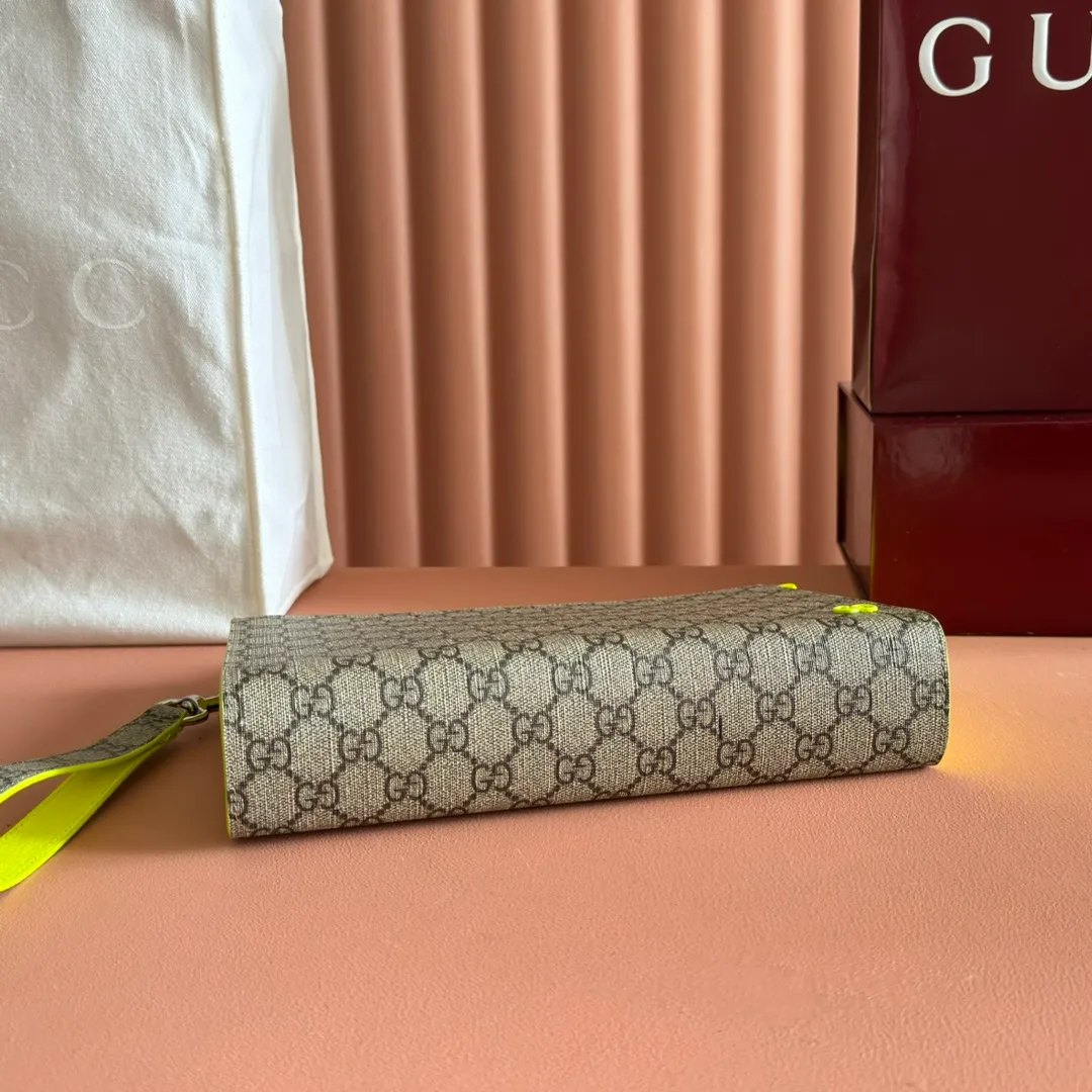 p720🔥🔥🔥【With full set of original green box packaging】Clutch bag with GG details. As the brand's iconic material, GG Supreme canvas has become the main fabric in Gucci's design universe. In the new series, it is reinterpreted through the Gucci aesthetic perspective. This clutch features an all-over monogram pattern. GG accessories add branding charm to the piece. Beige and ebony GG Supreme canvas, red leather trim, brass hardware with red ceramic effect finish, cotton and linen moire fabric lining, GG detail, interior: six card compartments, detachable wrist strap, zip closure. Model: 768255. Dimensions: 18 (length) x 26 (width) x 6cm (thickness) Color: Fluorescent Made in Italy Weight: approx. 0.387 kg