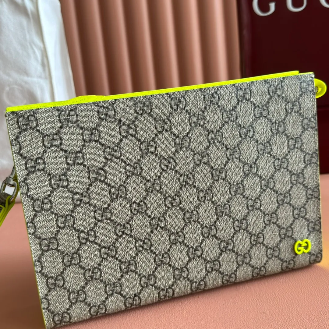 p720🔥🔥🔥【With full set of original green box packaging】Clutch bag with GG details. As the brand's iconic material, GG Supreme canvas has become the main fabric in Gucci's design universe. In the new series, it is reinterpreted through the Gucci aesthetic perspective. This clutch features an all-over monogram pattern. GG accessories add branding charm to the piece. Beige and ebony GG Supreme canvas, red leather trim, brass hardware with red ceramic effect finish, cotton and linen moire fabric lining, GG detail, interior: six card compartments, detachable wrist strap, zip closure. Model: 768255. Dimensions: 18 (length) x 26 (width) x 6cm (thickness) Color: Fluorescent Made in Italy Weight: approx. 0.387 kg