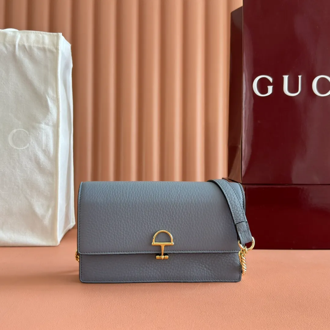 p720💋💋💋"With full set of original counter packaging" [New product] This Gucci Softbit series shoulder bag is ingeniously integrated with the brand's classic equestrian style accessories in the shape of a large half-horse bit. Black grained cow leather. Light gold-tone hardware. Black microfiber lining. Half horsebit buckle. Ident.: 837373. Dimensions: 20x13x6cm.
