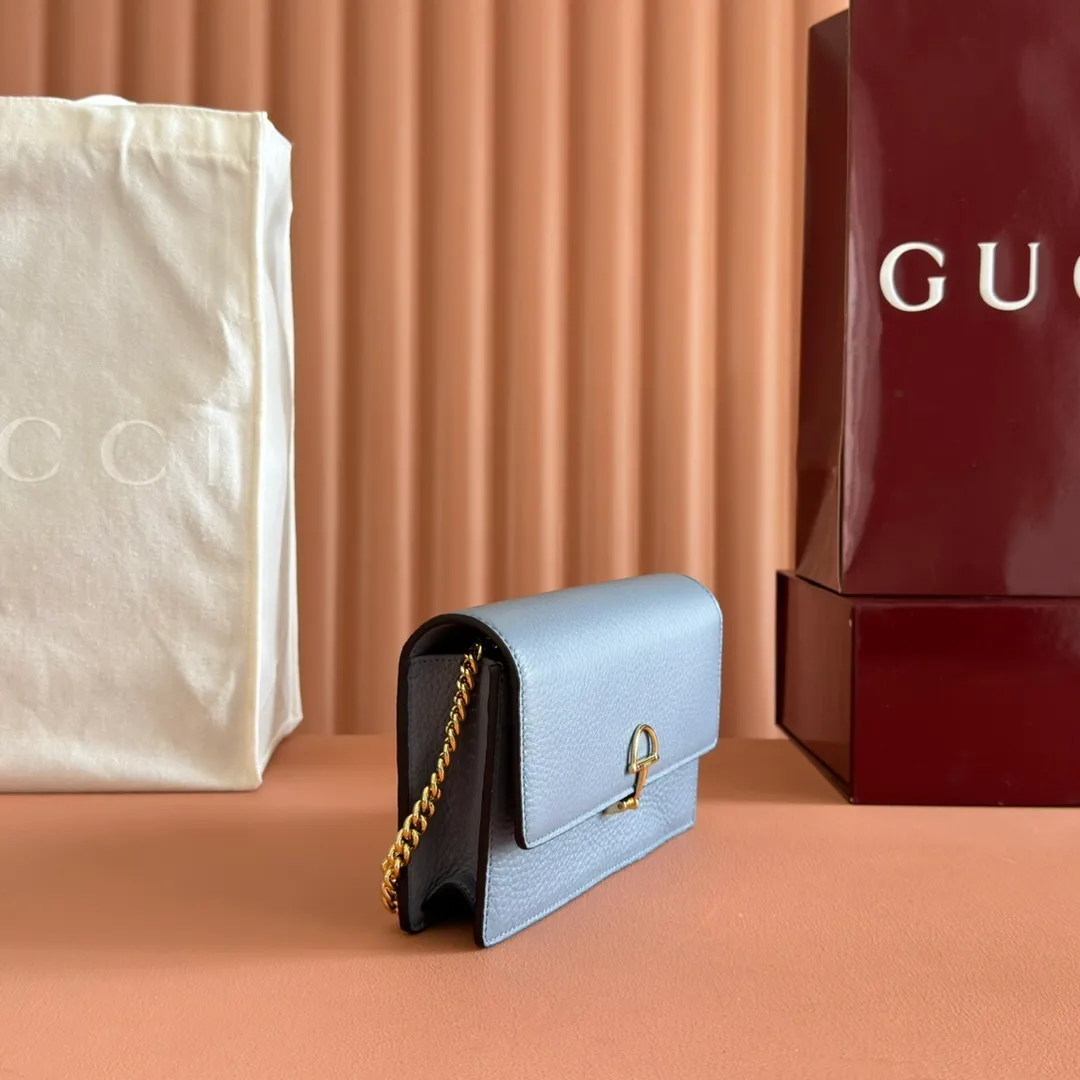 p720💋💋💋"With full set of original counter packaging" [New product] This Gucci Softbit series shoulder bag is ingeniously integrated with the brand's classic equestrian style accessories in the shape of a large half-horse bit. Black grained cow leather. Light gold-tone hardware. Black microfiber lining. Half horsebit buckle. Ident.: 837373. Dimensions: 20x13x6cm.