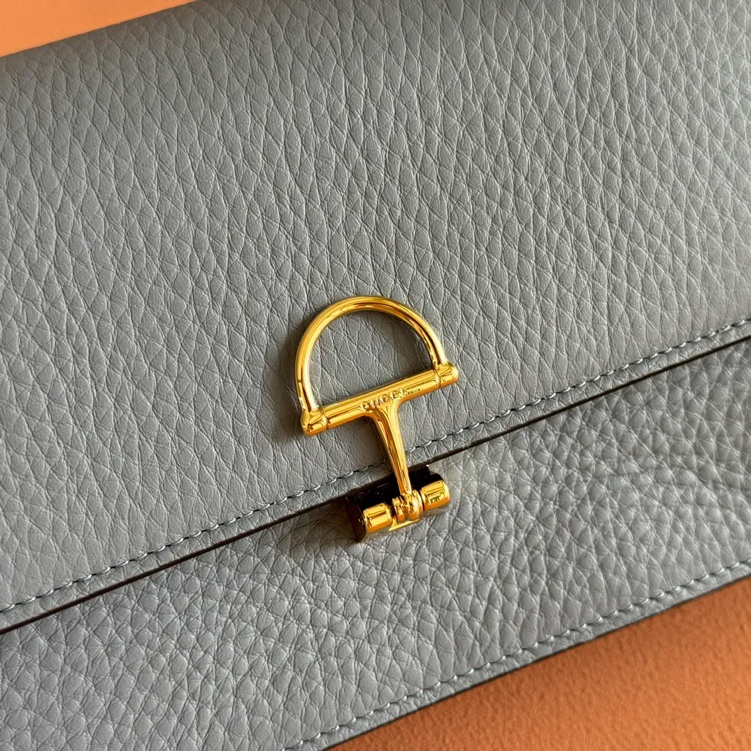 p720💋💋💋"With full set of original counter packaging" [New product] This Gucci Softbit series shoulder bag is ingeniously integrated with the brand's classic equestrian style accessories in the shape of a large half-horse bit. Black grained cow leather. Light gold-tone hardware. Black microfiber lining. Half horsebit buckle. Ident.: 837373. Dimensions: 20x13x6cm.