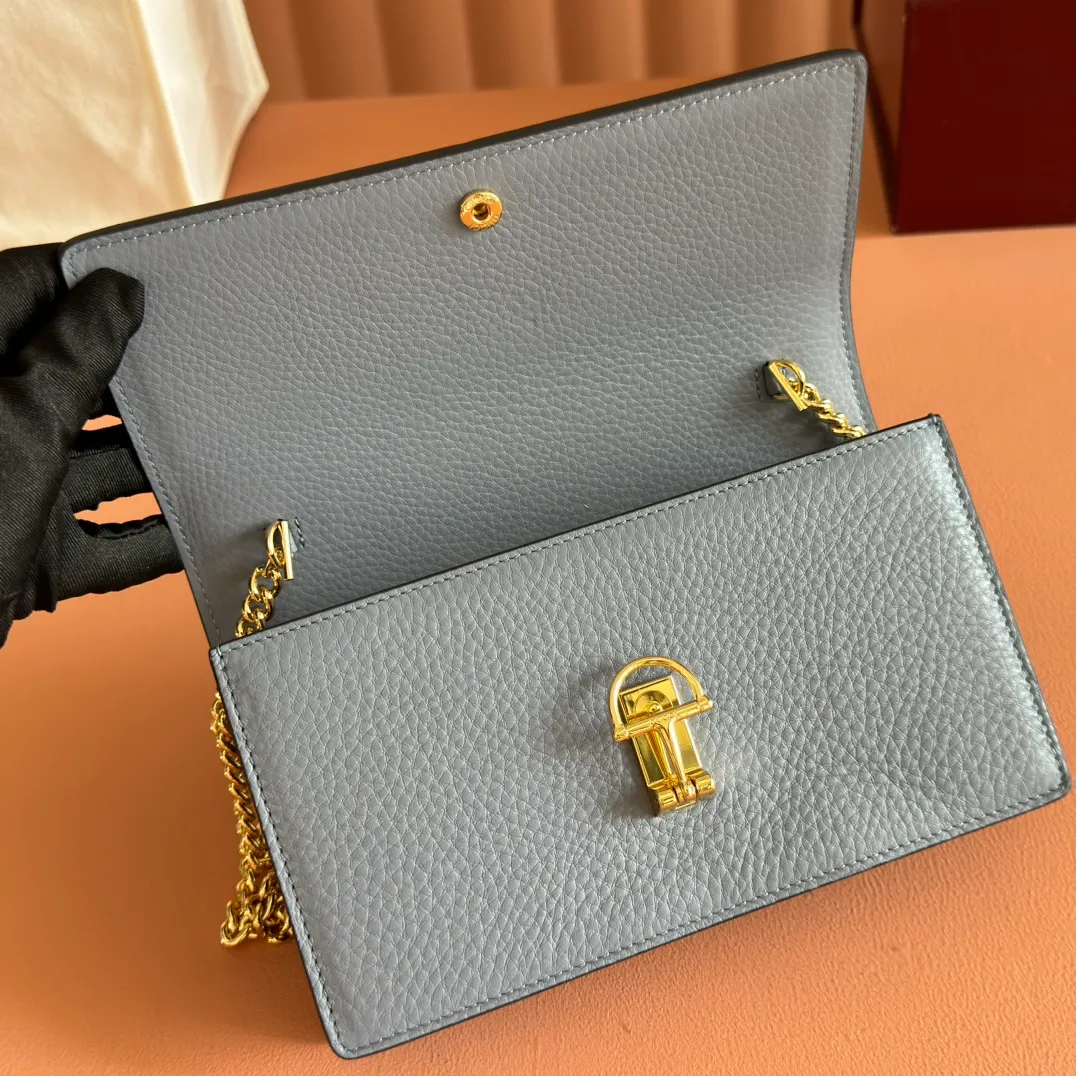 p720💋💋💋"With full set of original counter packaging" [New product] This Gucci Softbit series shoulder bag is ingeniously integrated with the brand's classic equestrian style accessories in the shape of a large half-horse bit. Black grained cow leather. Light gold-tone hardware. Black microfiber lining. Half horsebit buckle. Ident.: 837373. Dimensions: 20x13x6cm.
