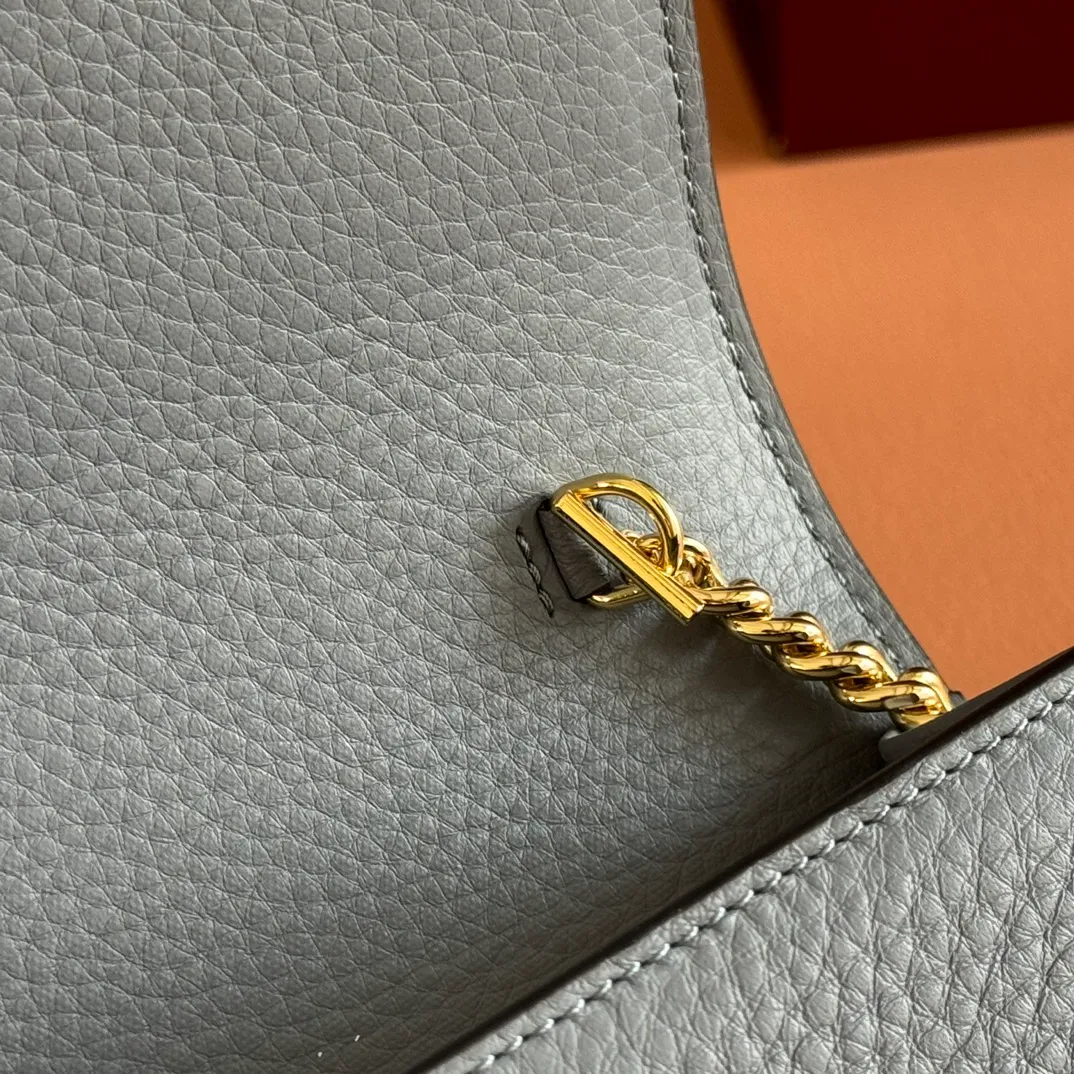 p720💋💋💋"With full set of original counter packaging" [New product] This Gucci Softbit series shoulder bag is ingeniously integrated with the brand's classic equestrian style accessories in the shape of a large half-horse bit. Black grained cow leather. Light gold-tone hardware. Black microfiber lining. Half horsebit buckle. Ident.: 837373. Dimensions: 20x13x6cm.