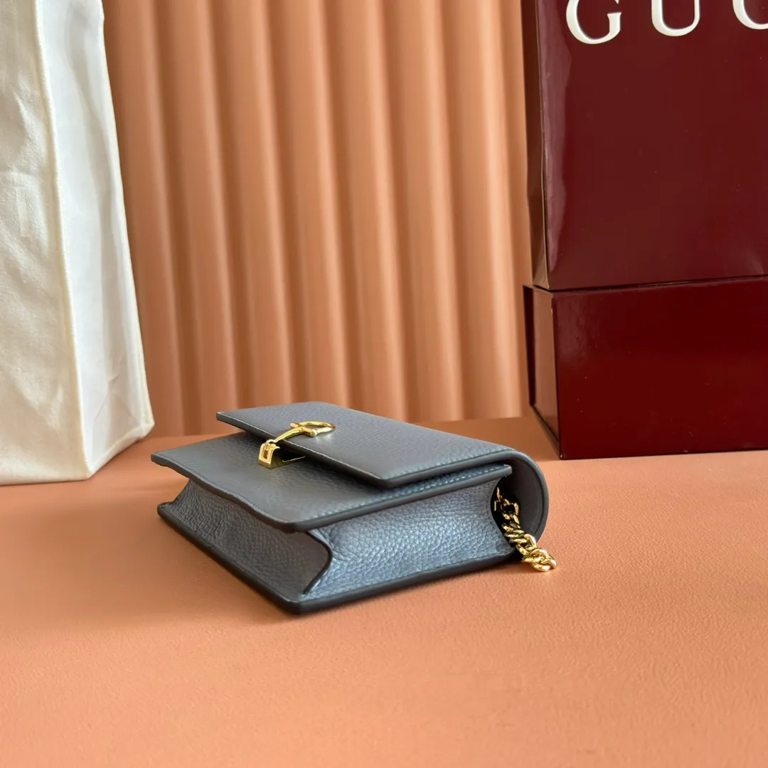 p720💋💋💋"With full set of original counter packaging" [New product] This Gucci Softbit series shoulder bag is ingeniously integrated with the brand's classic equestrian style accessories in the shape of a large half-horse bit. Black grained cow leather. Light gold-tone hardware. Black microfiber lining. Half horsebit buckle. Ident.: 837373. Dimensions: 20x13x6cm.