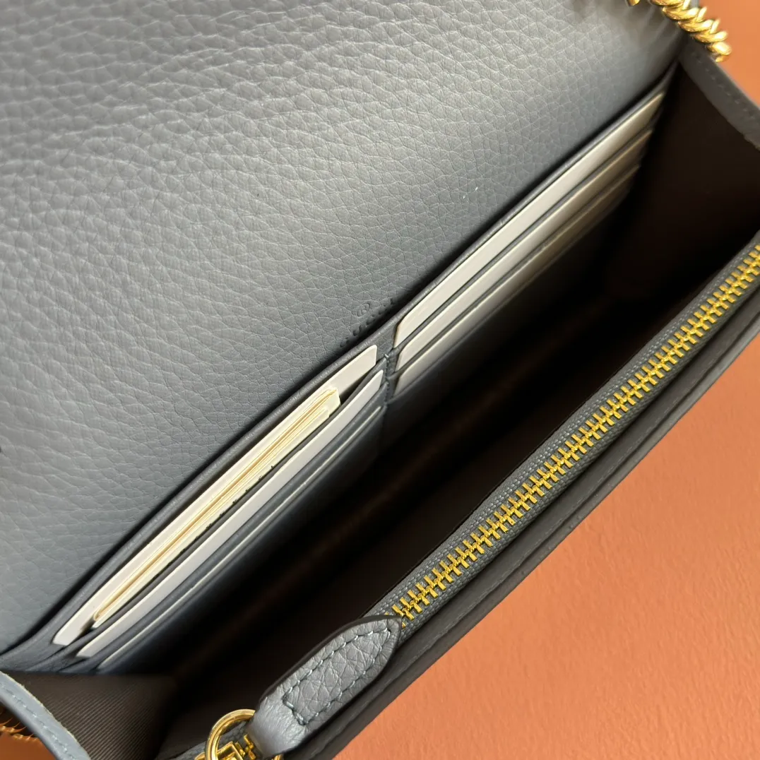 p720💋💋💋"With full set of original counter packaging" [New product] This Gucci Softbit series shoulder bag is ingeniously integrated with the brand's classic equestrian style accessories in the shape of a large half-horse bit. Black grained cow leather. Light gold-tone hardware. Black microfiber lining. Half horsebit buckle. Ident.: 837373. Dimensions: 20x13x6cm.