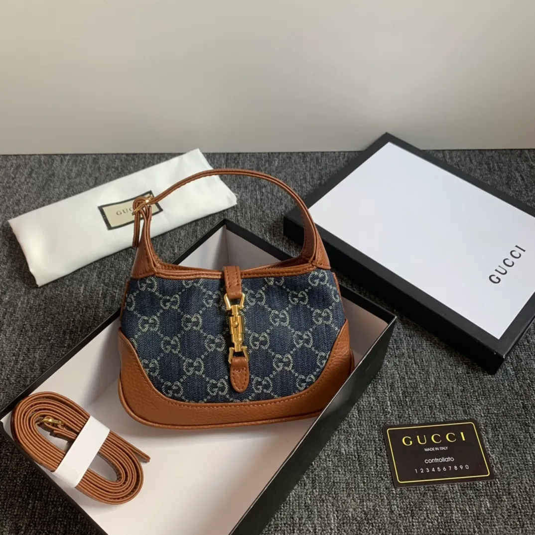 Actual shot #💰300 Model: 637092 Denim Size: 19*13*3cm 𝙂𝙐𝘾𝘾𝙄💝💝 𝘿𝙀𝙉𝙄𝙈 Denim Series Armpit Bag 19cm They say fashion is reincarnation. So this year’s fashion items must be indispensable with denim. Every major blogger and star has a retro bag. The new color denim and leather design is really awesome. It’s retro but not too solemn. The texture and color of the denim make it look a bit hippie and very everyday. I can think of countless combinations that are launched in limited editions to make you fall in love with retro denim🧢