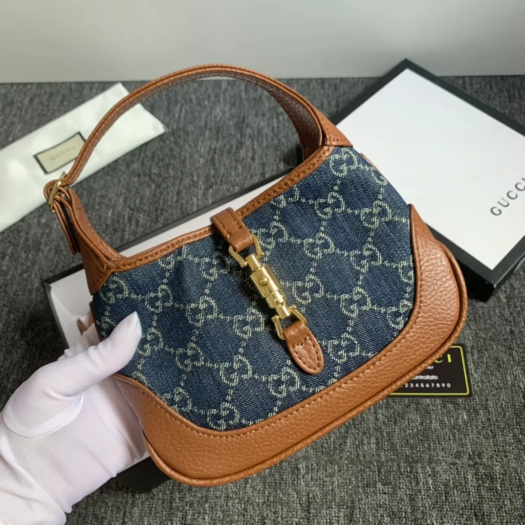 Actual shot #💰300 Model: 637092 Denim Size: 19*13*3cm 𝙂𝙐𝘾𝘾𝙄💝💝 𝘿𝙀𝙉𝙄𝙈 Denim Series Armpit Bag 19cm They say fashion is reincarnation. So this year’s fashion items must be indispensable with denim. Every major blogger and star has a retro bag. The new color denim and leather design is really awesome. It’s retro but not too solemn. The texture and color of the denim make it look a bit hippie and very everyday. I can think of countless combinations that are launched in limited editions to make you fall in love with retro denim🧢