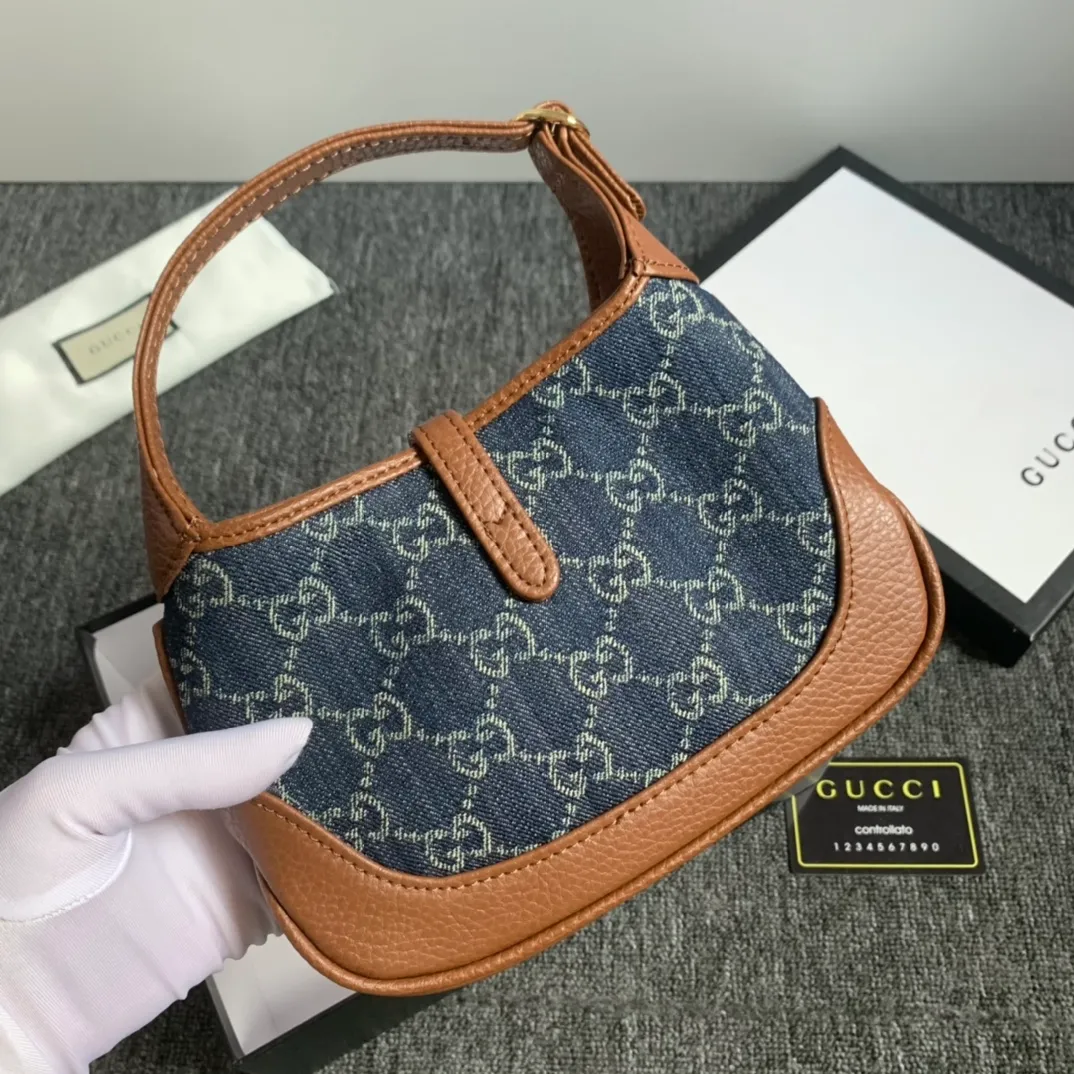 Actual shot #💰300 Model: 637092 Denim Size: 19*13*3cm 𝙂𝙐𝘾𝘾𝙄💝💝 𝘿𝙀𝙉𝙄𝙈 Denim Series Armpit Bag 19cm They say fashion is reincarnation. So this year’s fashion items must be indispensable with denim. Every major blogger and star has a retro bag. The new color denim and leather design is really awesome. It’s retro but not too solemn. The texture and color of the denim make it look a bit hippie and very everyday. I can think of countless combinations that are launched in limited editions to make you fall in love with retro denim🧢