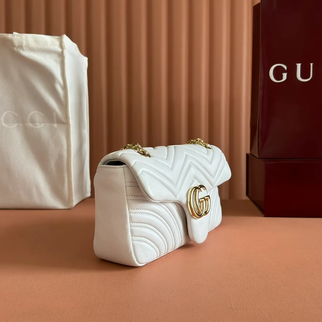 p1260. 💋💋💋【Full set of packaging at the counter】The brand's iconic GG Marmont series is ingeniously integrated with double G-shaped accessories and faceted chain straps, and soft leather is selected to create a soft-lined bag shape. Simple and neat back pockets make medium and large bags more practical. Black V-shaped Matelassé sheepskin Light gold-tone hardware Gucci ankara red viscose lining Double G Interior: One zipped pocket External: One open pocket Sliding chain strap that can be used as a shoulder strap (56 cm high) Spring-buckle flap Ident: 837267. Dimensions: 26cm (width) x 15cm (height) x 7cm (depth) Weight: approximately 0.65kg Color: white full leather/original leather. Made in Italy