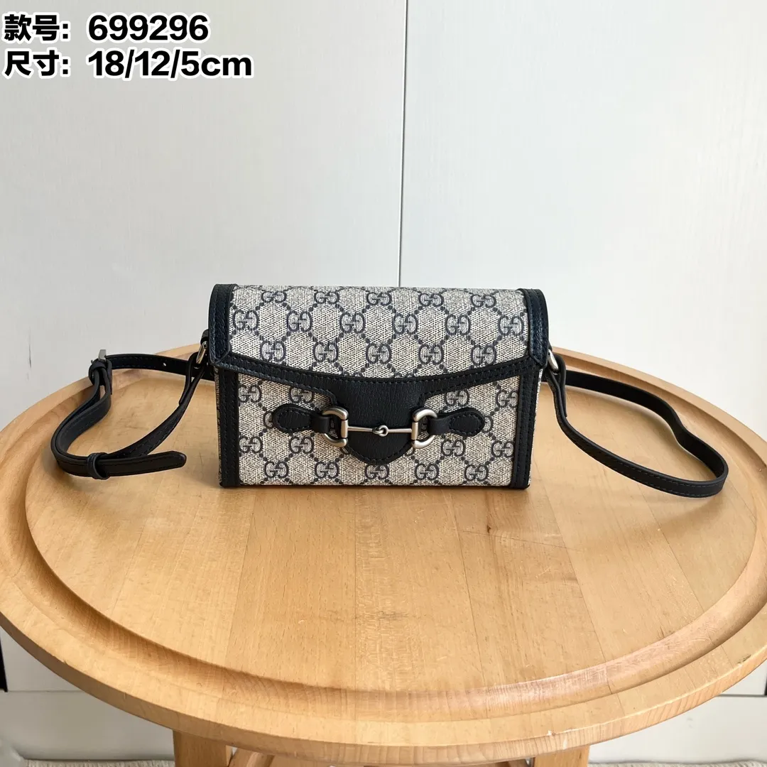 Actual shot #💰260 Model: 699296 blue Size: 18x12x5cm 𝐆𝐮𝐜𝐜𝐢 𝟏𝟗𝟓𝟓 𝐇𝐨𝐫𝐬𝐞𝐛𝐢𝐭 𝐌𝐢𝐧𝐢 Another masterpiece in the Horsebit 1955 series! The horizontal mobile phone bag looks great too! It can be used for large-screen mobile phones. Compared with the vertical version, it may be more convenient to use~ It can be carried in spring, summer, autumn and winter without choosing an outfit👍