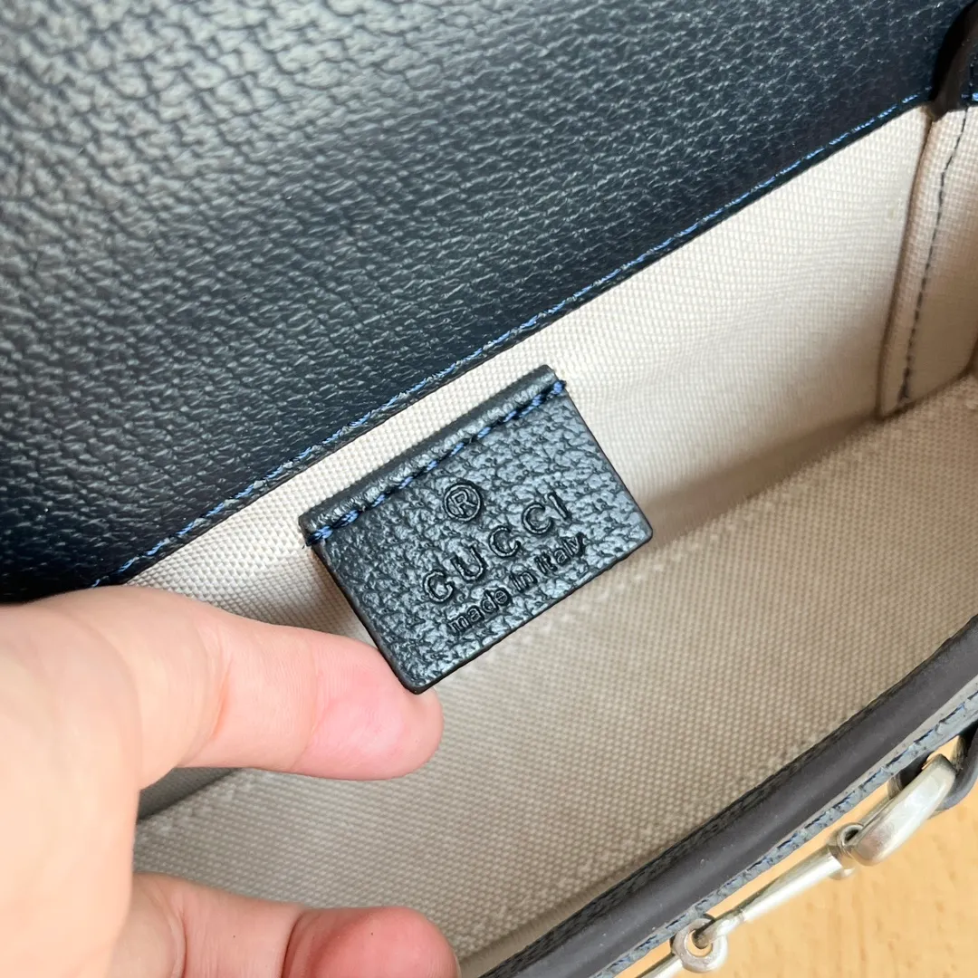 Actual shot #💰260 Model: 699296 blue Size: 18x12x5cm 𝐆𝐮𝐜𝐜𝐢 𝟏𝟗𝟓𝟓 𝐇𝐨𝐫𝐬𝐞𝐛𝐢𝐭 𝐌𝐢𝐧𝐢 Another masterpiece in the Horsebit 1955 series! The horizontal mobile phone bag looks great too! It can be used for large-screen mobile phones. Compared with the vertical version, it may be more convenient to use~ It can be carried in spring, summer, autumn and winter without choosing an outfit👍