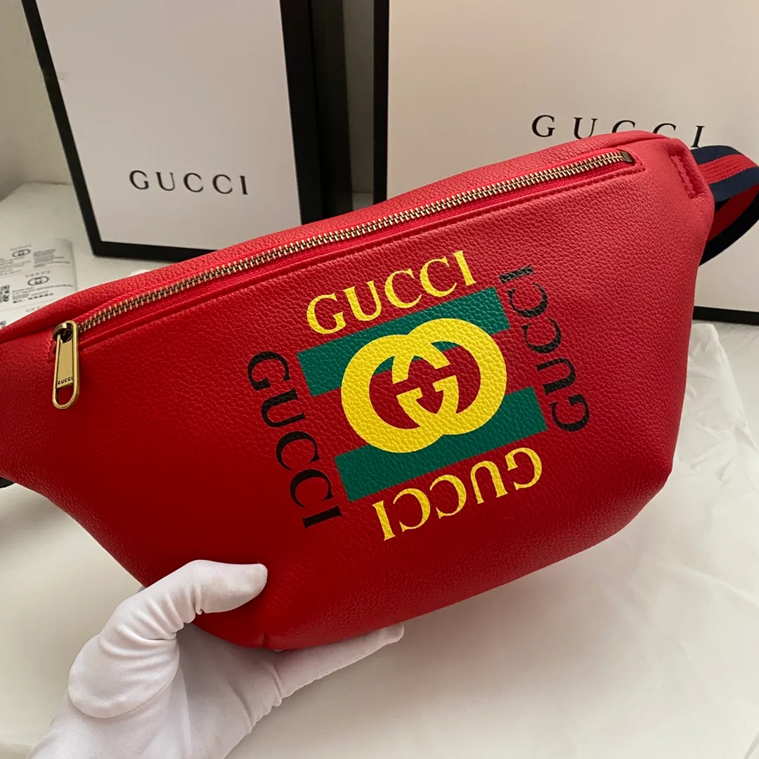 Actual shot #💰220 Model number 493869 Size: 28*18*8cm Gucci Cruise 18 is a series of waist bags in collaboration with Spanish artist Coco Capitan. The bag has his handwritten graffiti on it, and the leather is soft! The capacity is very 🉑