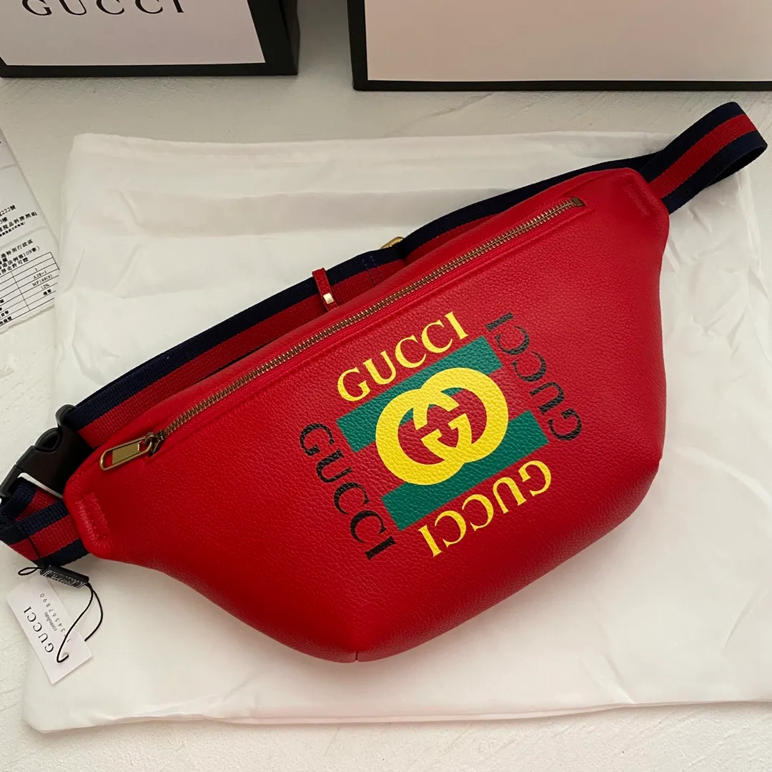 Actual shot #💰220 Model number 493869 Size: 28*18*8cm Gucci Cruise 18 is a series of waist bags in collaboration with Spanish artist Coco Capitan. The bag has his handwritten graffiti on it, and the leather is soft! The capacity is very 🉑