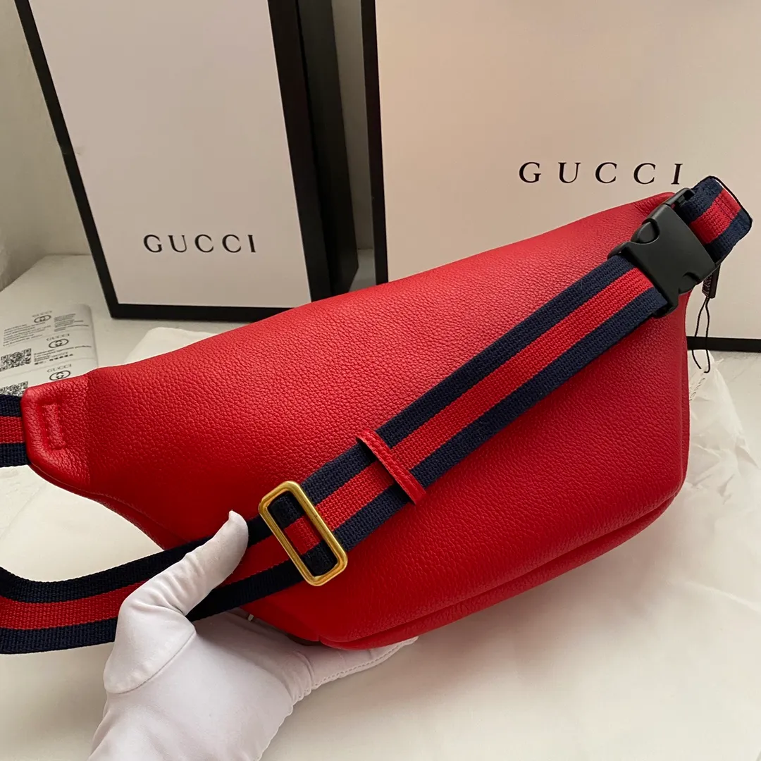Actual shot #💰220 Model number 493869 Size: 28*18*8cm Gucci Cruise 18 is a series of waist bags in collaboration with Spanish artist Coco Capitan. The bag has his handwritten graffiti on it, and the leather is soft! The capacity is very 🉑