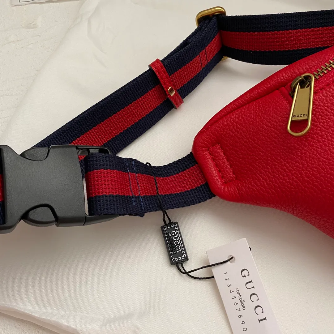 Actual shot #💰220 Model number 493869 Size: 28*18*8cm Gucci Cruise 18 is a series of waist bags in collaboration with Spanish artist Coco Capitan. The bag has his handwritten graffiti on it, and the leather is soft! The capacity is very 🉑