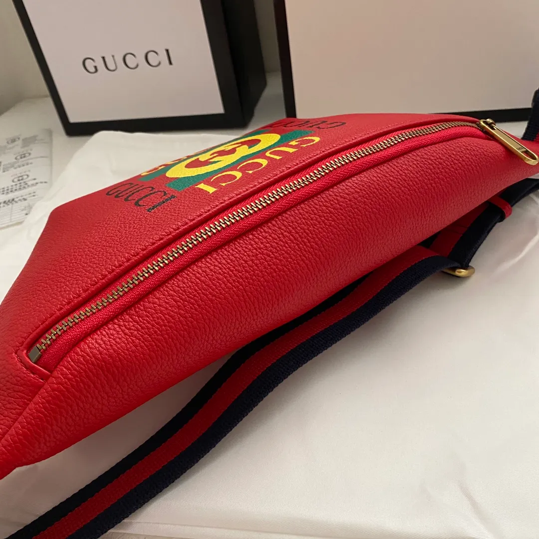 Actual shot #💰220 Model number 493869 Size: 28*18*8cm Gucci Cruise 18 is a series of waist bags in collaboration with Spanish artist Coco Capitan. The bag has his handwritten graffiti on it, and the leather is soft! The capacity is very 🉑