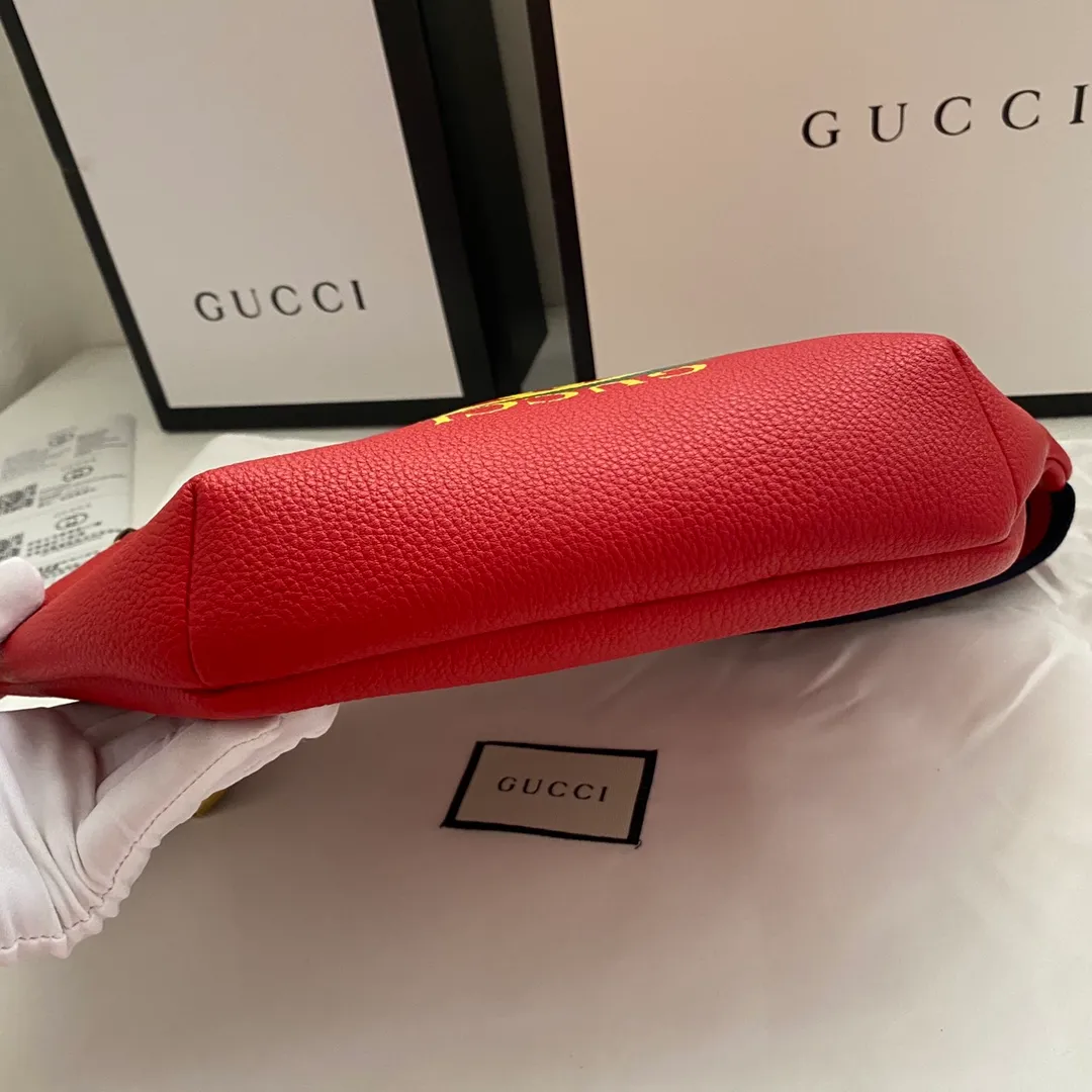 Actual shot #💰220 Model number 493869 Size: 28*18*8cm Gucci Cruise 18 is a series of waist bags in collaboration with Spanish artist Coco Capitan. The bag has his handwritten graffiti on it, and the leather is soft! The capacity is very 🉑