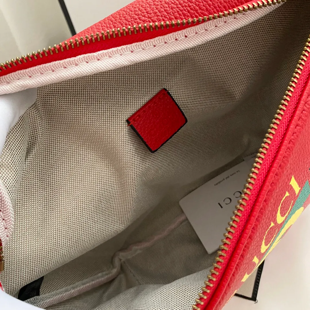 Actual shot #💰220 Model number 493869 Size: 28*18*8cm Gucci Cruise 18 is a series of waist bags in collaboration with Spanish artist Coco Capitan. The bag has his handwritten graffiti on it, and the leather is soft! The capacity is very 🉑