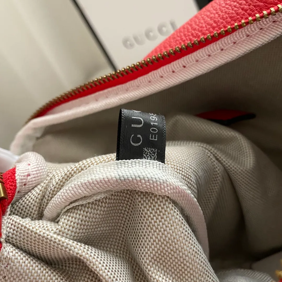 Actual shot #💰220 Model number 493869 Size: 28*18*8cm Gucci Cruise 18 is a series of waist bags in collaboration with Spanish artist Coco Capitan. The bag has his handwritten graffiti on it, and the leather is soft! The capacity is very 🉑